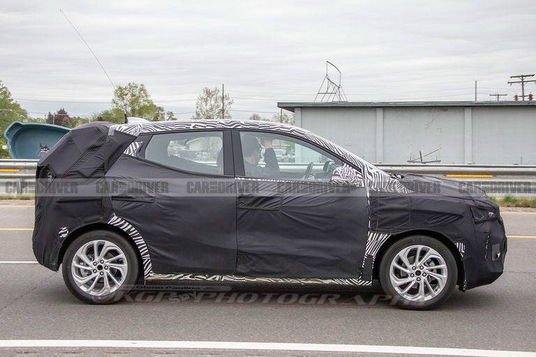 Ford Mustang Mach-E Deciding between a standard or extended range battery 2021-chevrolet-bolt-euv-prototype-103-1558452484
