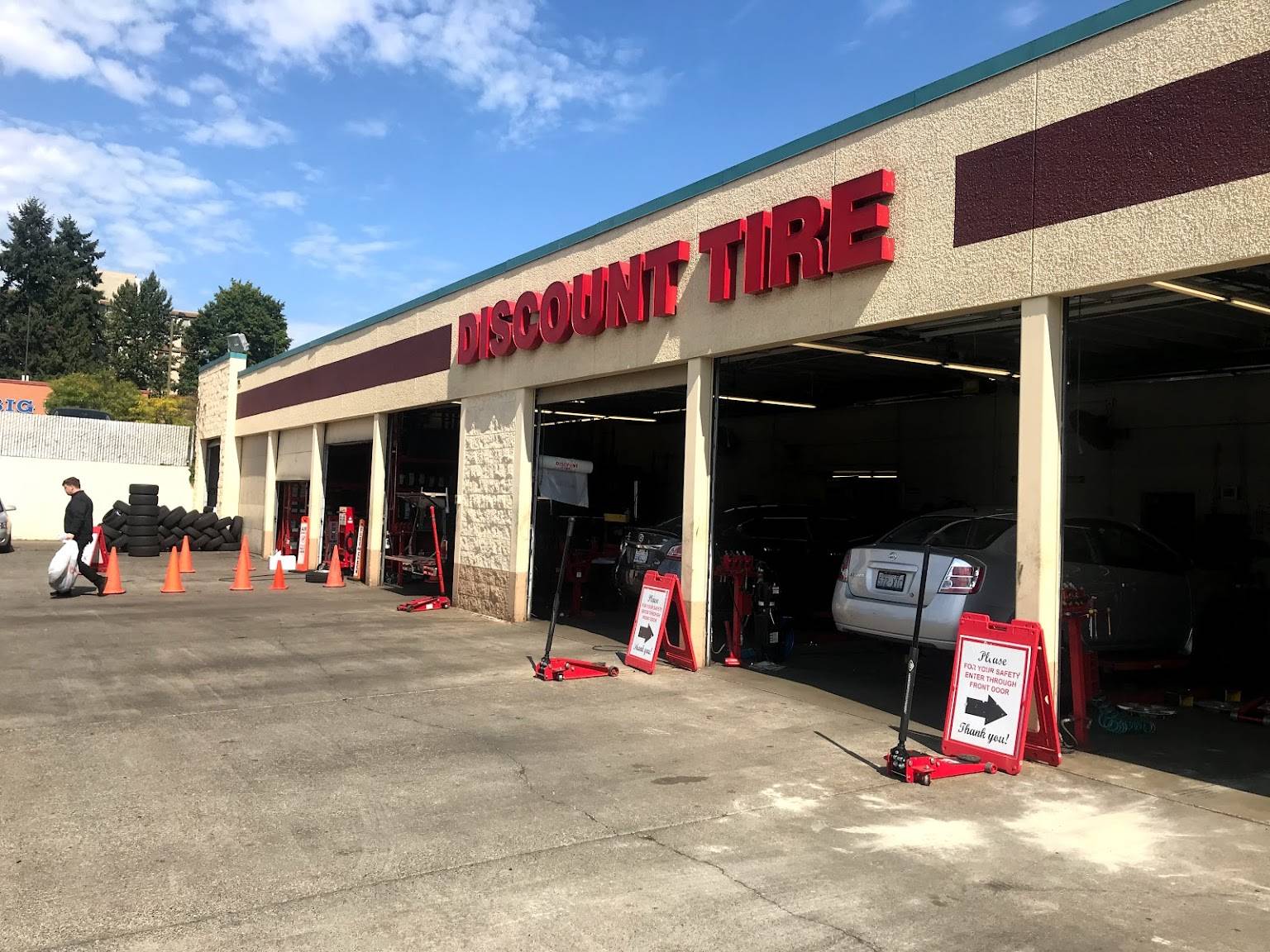 Ford Mustang Mach-E Improper jacking by Discount Tire AF1QipMtyRgf8dmHUHL0qJNGzE1rN6A-1XrjGe519tes=s1536