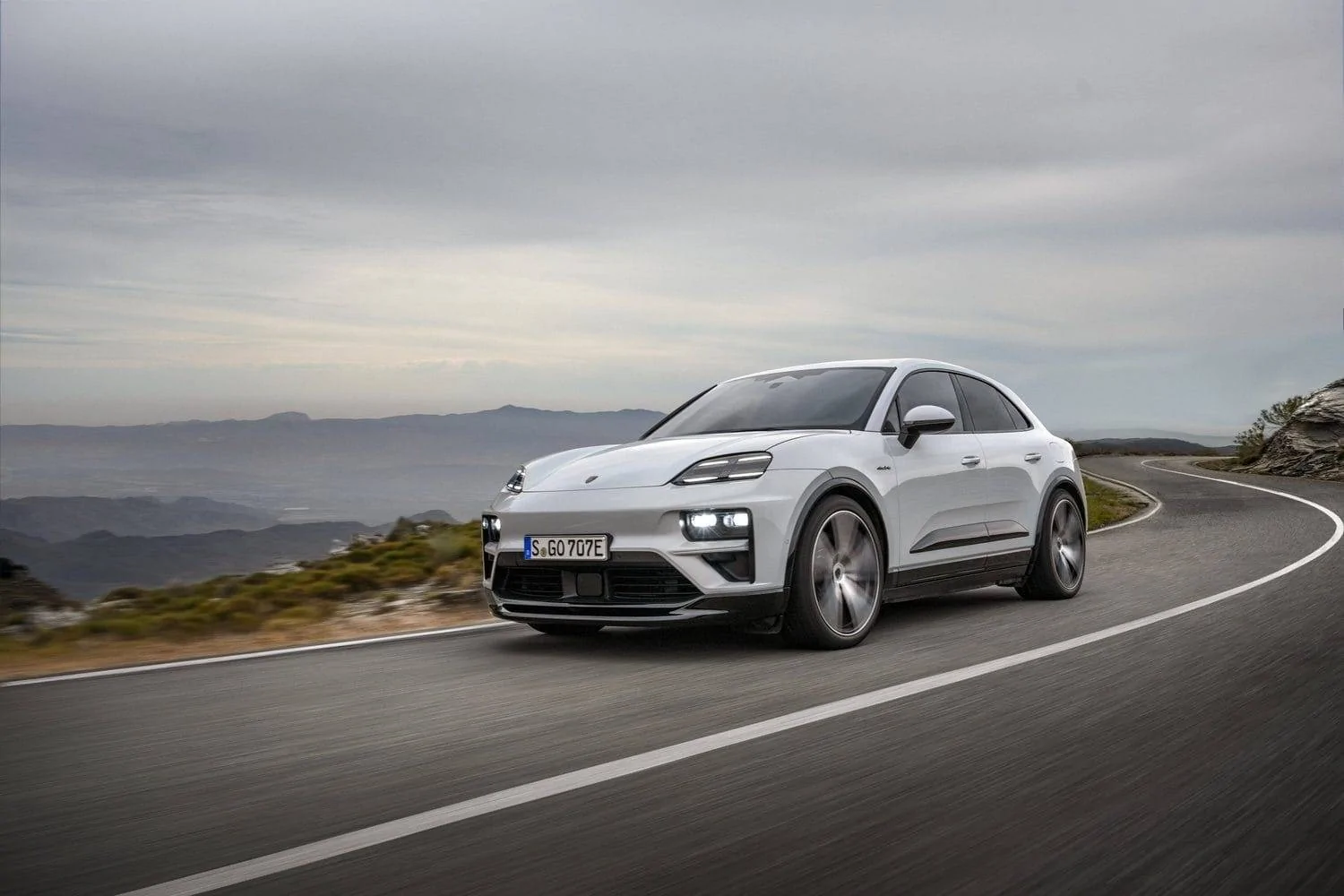 Ford Mustang Mach-E Mach-E vs. 2024 Porsche Macan EV - design, specs, price GEoaTNnWMAAU5oC