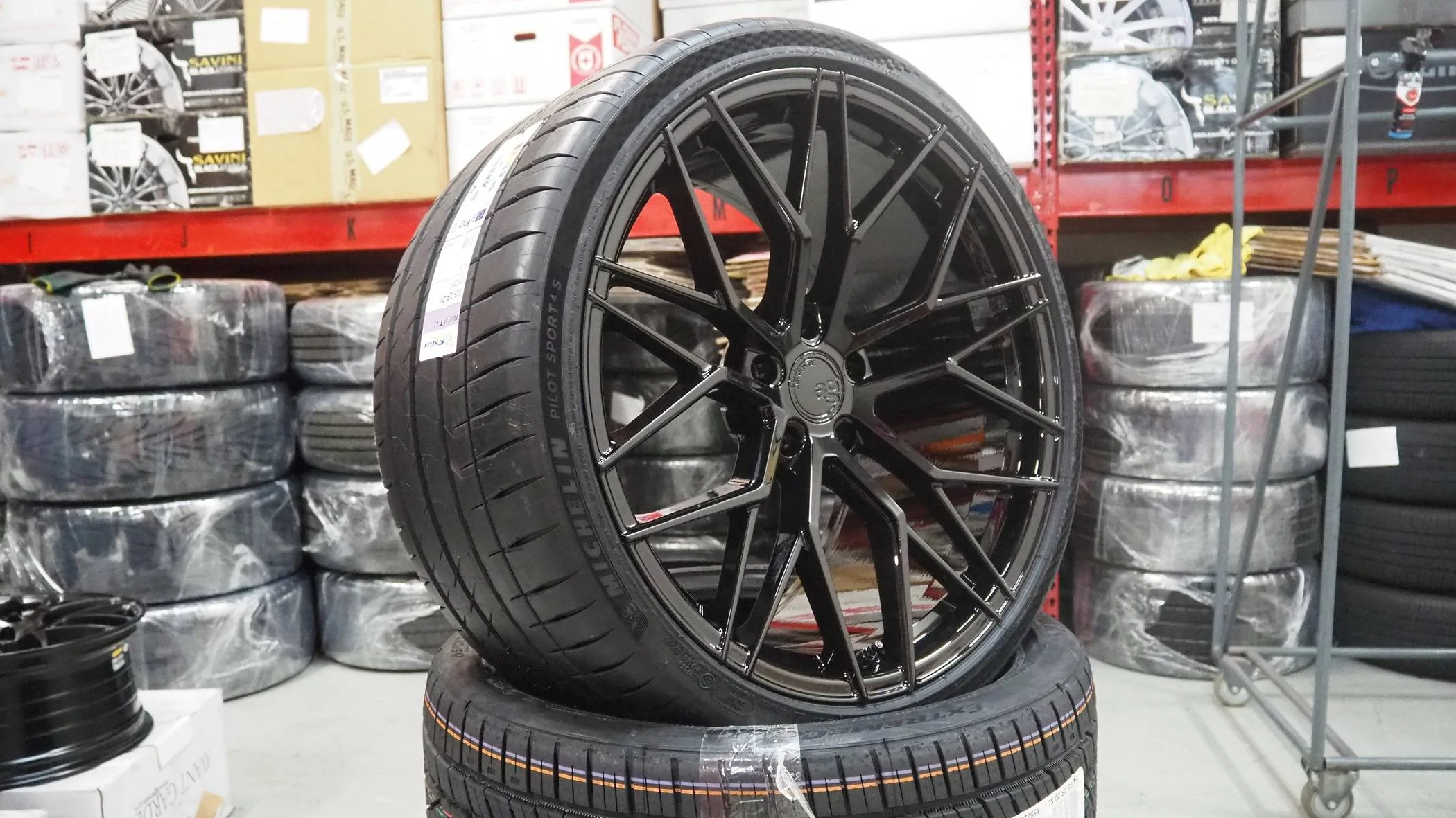 Ford Mustang Mach-E Ford Mustang Mach-E on 22" Avant Garde M520R Wheels avant-garde-m520r-dark-graphite-metallic (2)