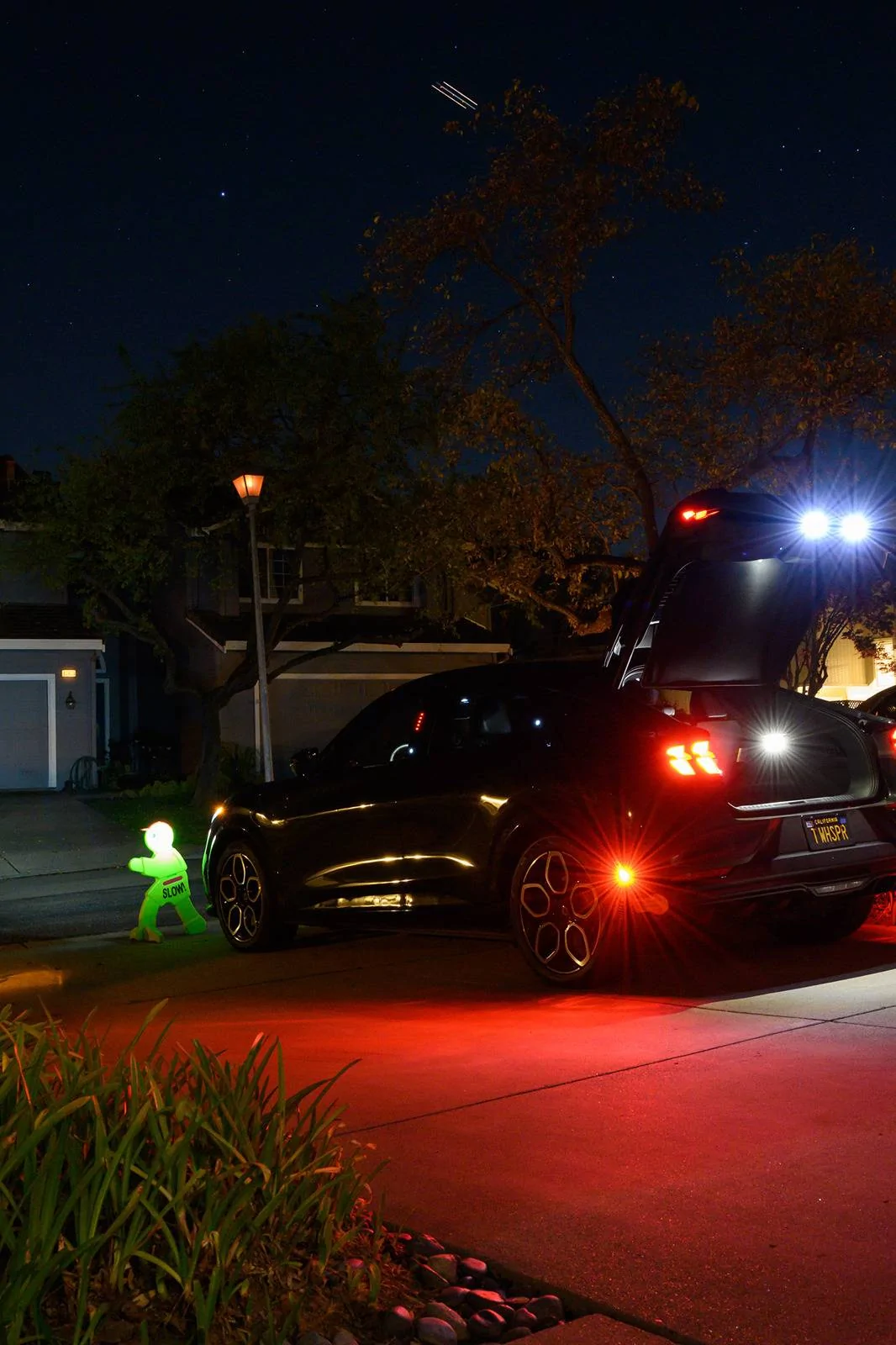 Ford Mustang Mach-E When the frunk is open, the car lights stay off. This is not OK! 202404-1
