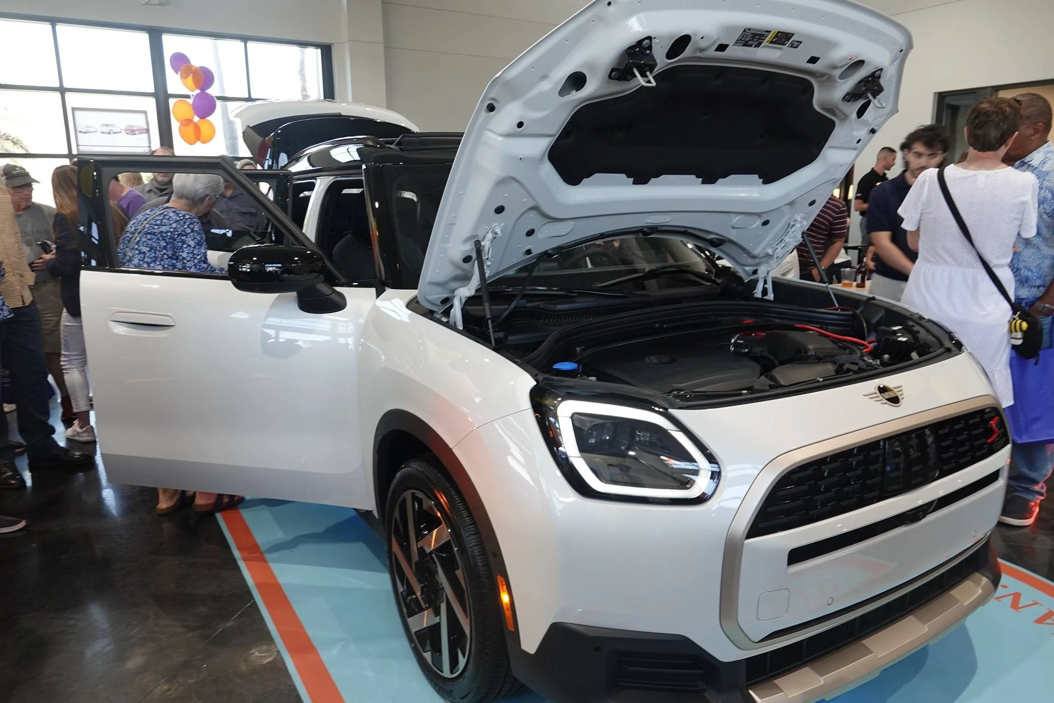 Ford Mustang Mach-E MINI Countryman SE (electric) DSC09587