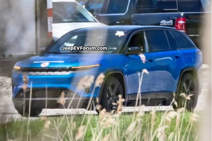 Ford Mustang Mach-E Mach-E vs. 2025 Jeep Wagoneer S Wagoneer S