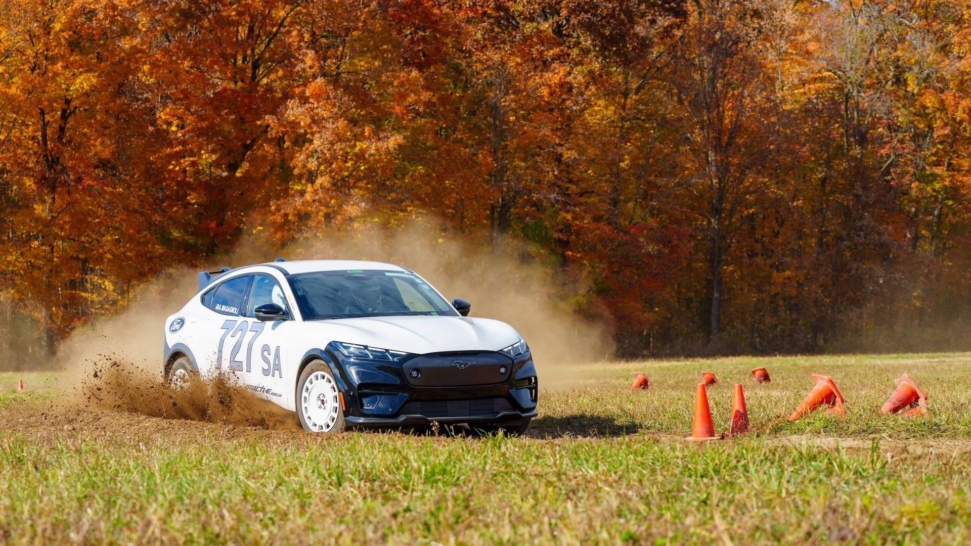 ch-e-rally-dominating-an-scca-rallycross_100948811.jpg