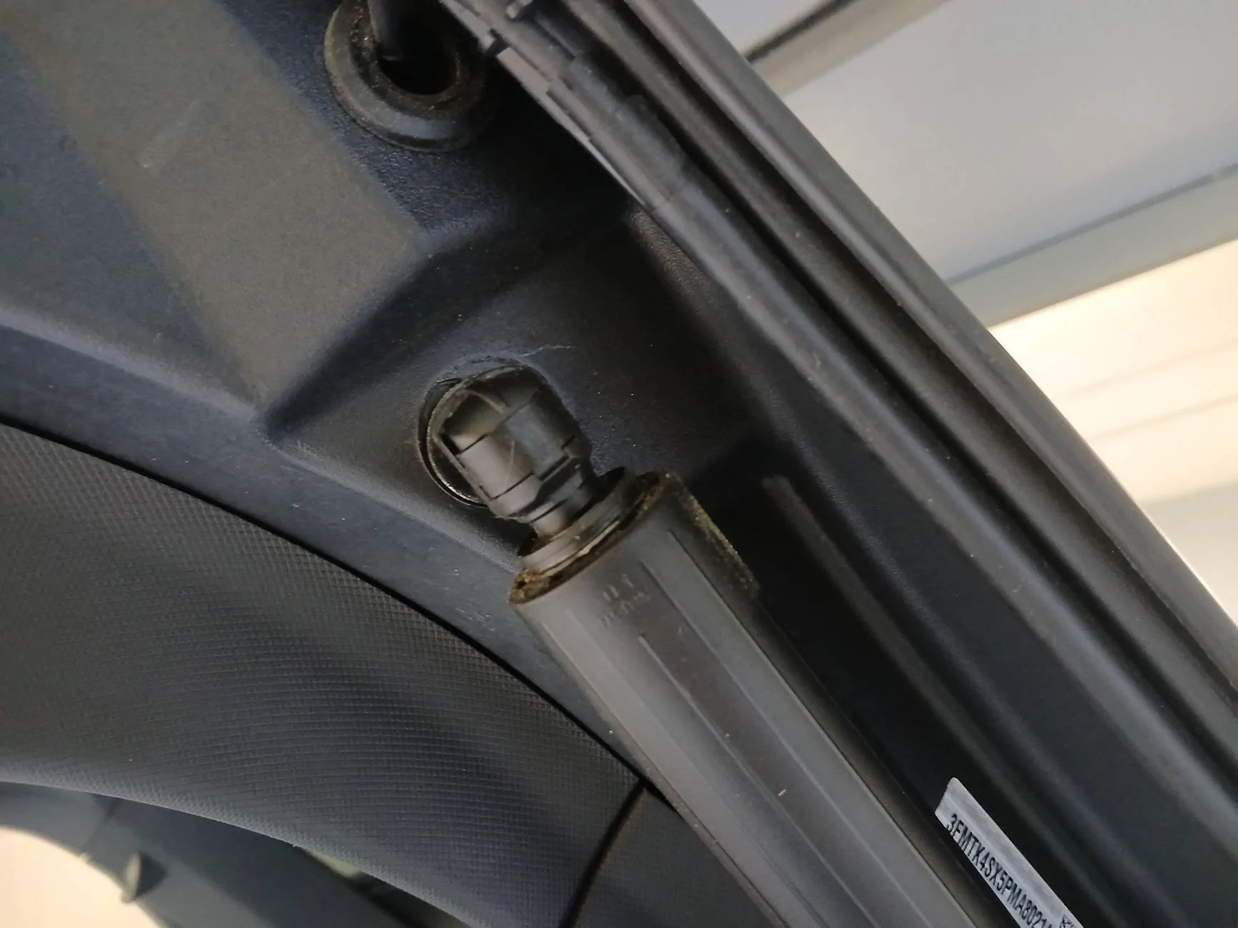 Ford Mustang Mach-E Rusty tailgate struts 1000001646