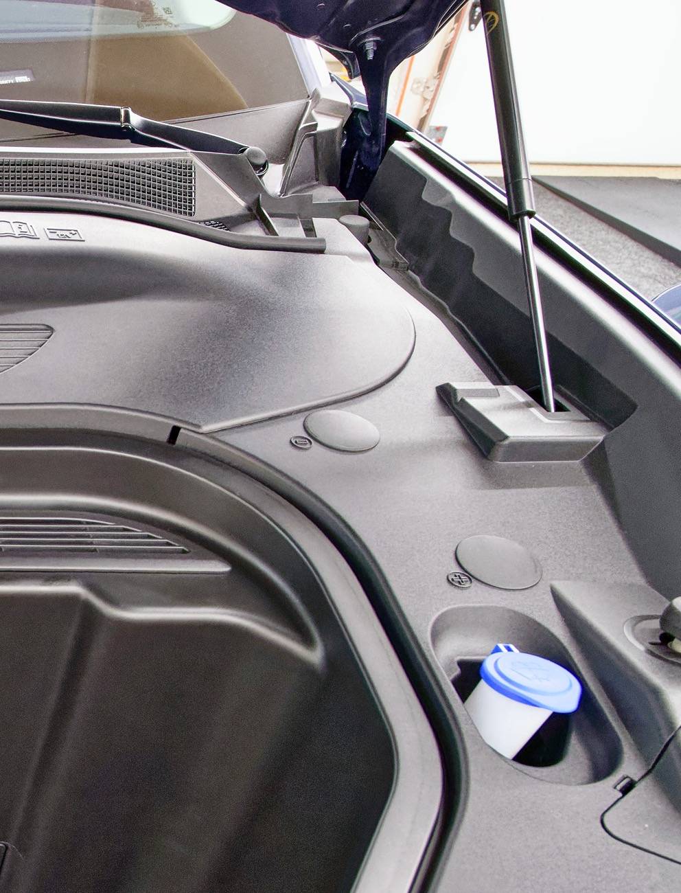 Ford Mustang Mach-E Small removable panels in the frunk. NZ7_5426D