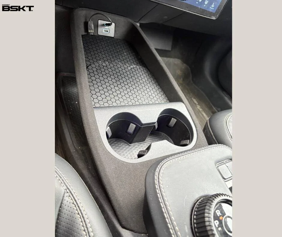 Ford Mustang Mach-E New product for Mach-E interior: leather cover lid for middle console Design sem nome - 2025-03-07T031340.021