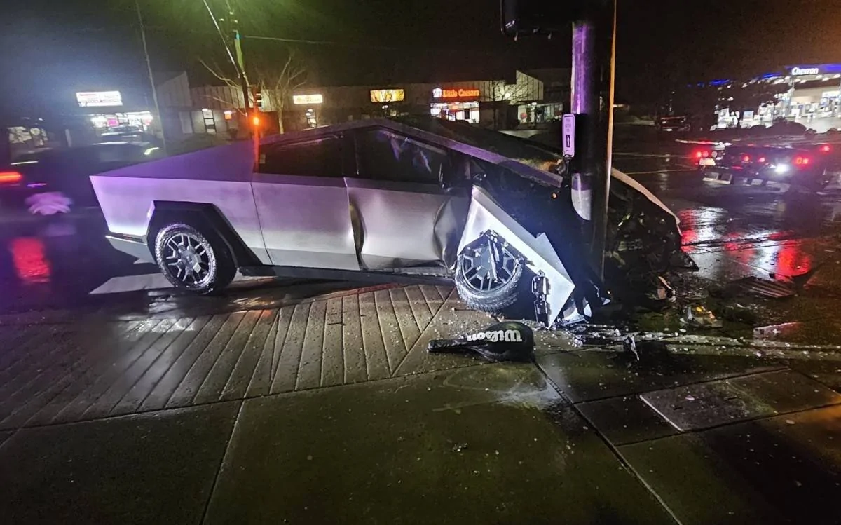 Ford Mustang Mach-E The only thing Tesla has over Mach-E cyber truck hit pole headon while on fsd marcy 2025
