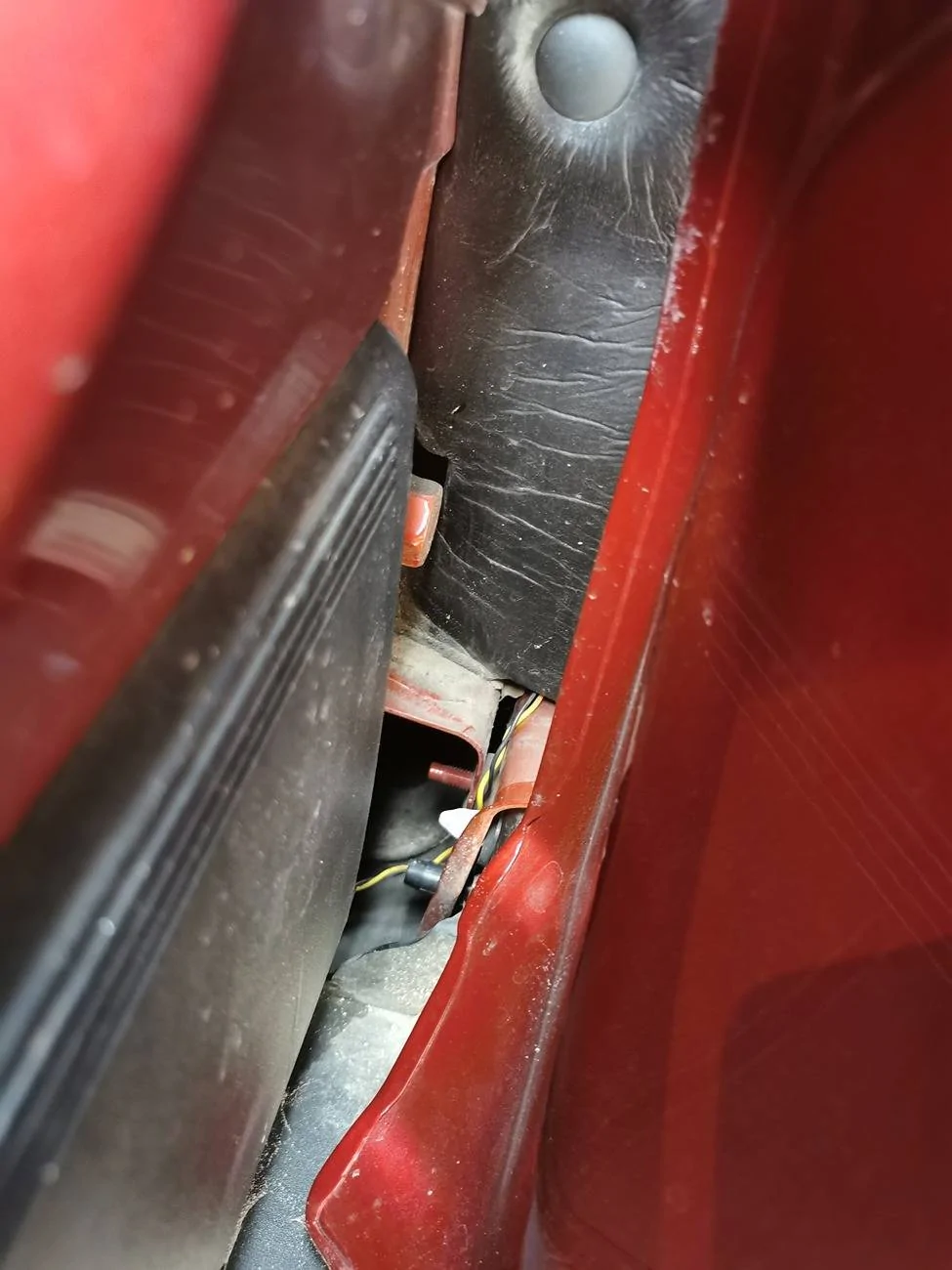 Ford Mustang Mach-E Wires in right side front door jam (!?) IMG_20250607_180614