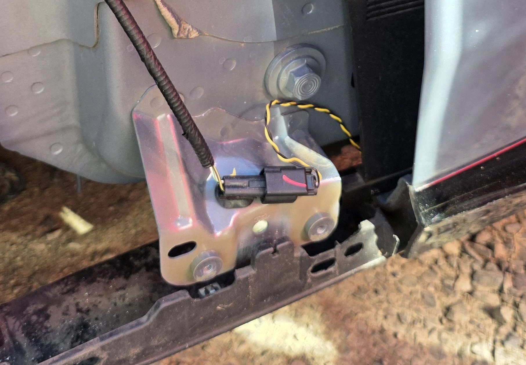 Ford Mustang Mach-E Wires in right side front door jam (!?) door pillar wire bk_y pair