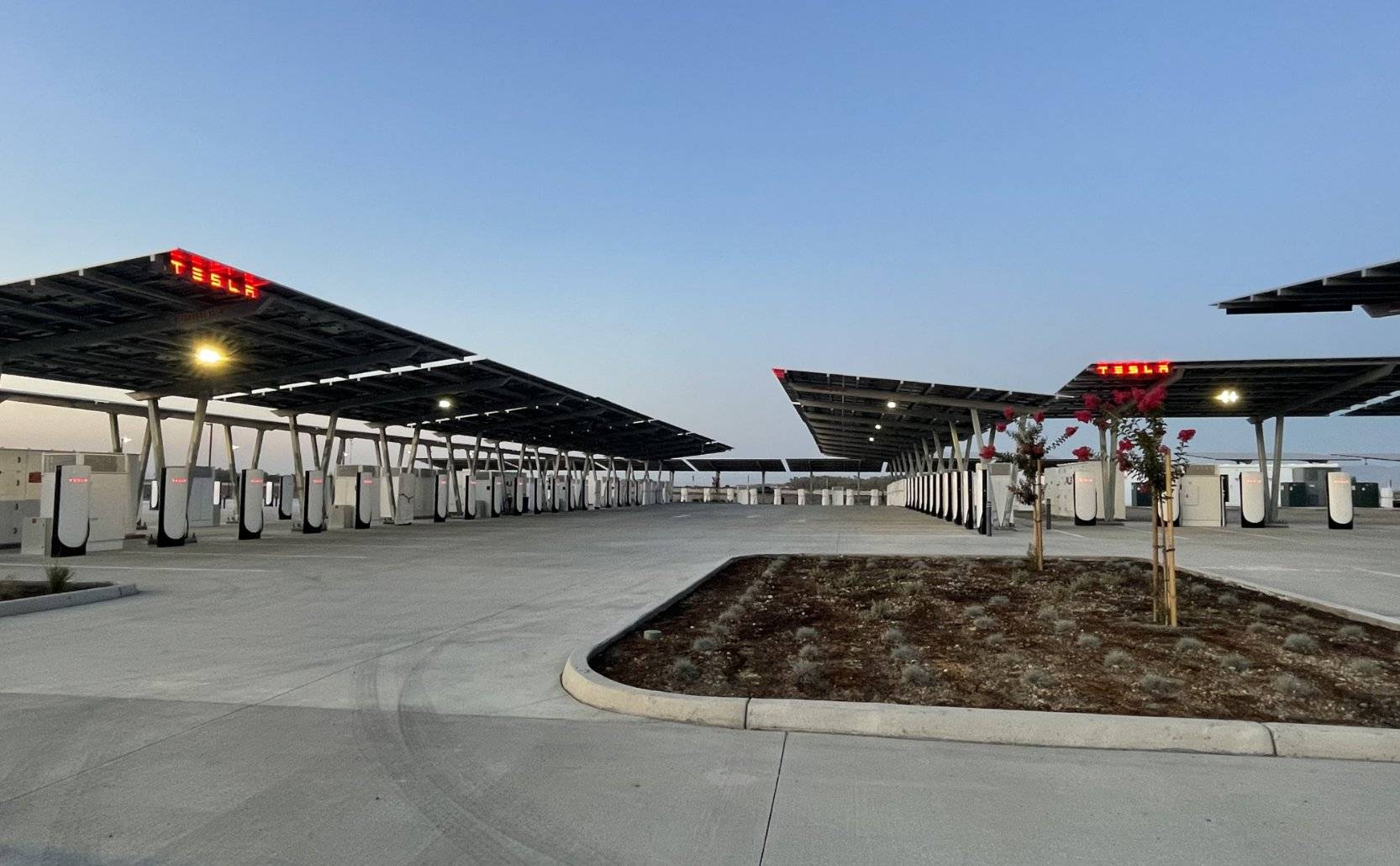 Ford Mustang Mach-E Off grid solar powered mega 168 Tesla V4 Superchargers opened in Lost Hills, CA tesla-lost-hills-supercharger-2