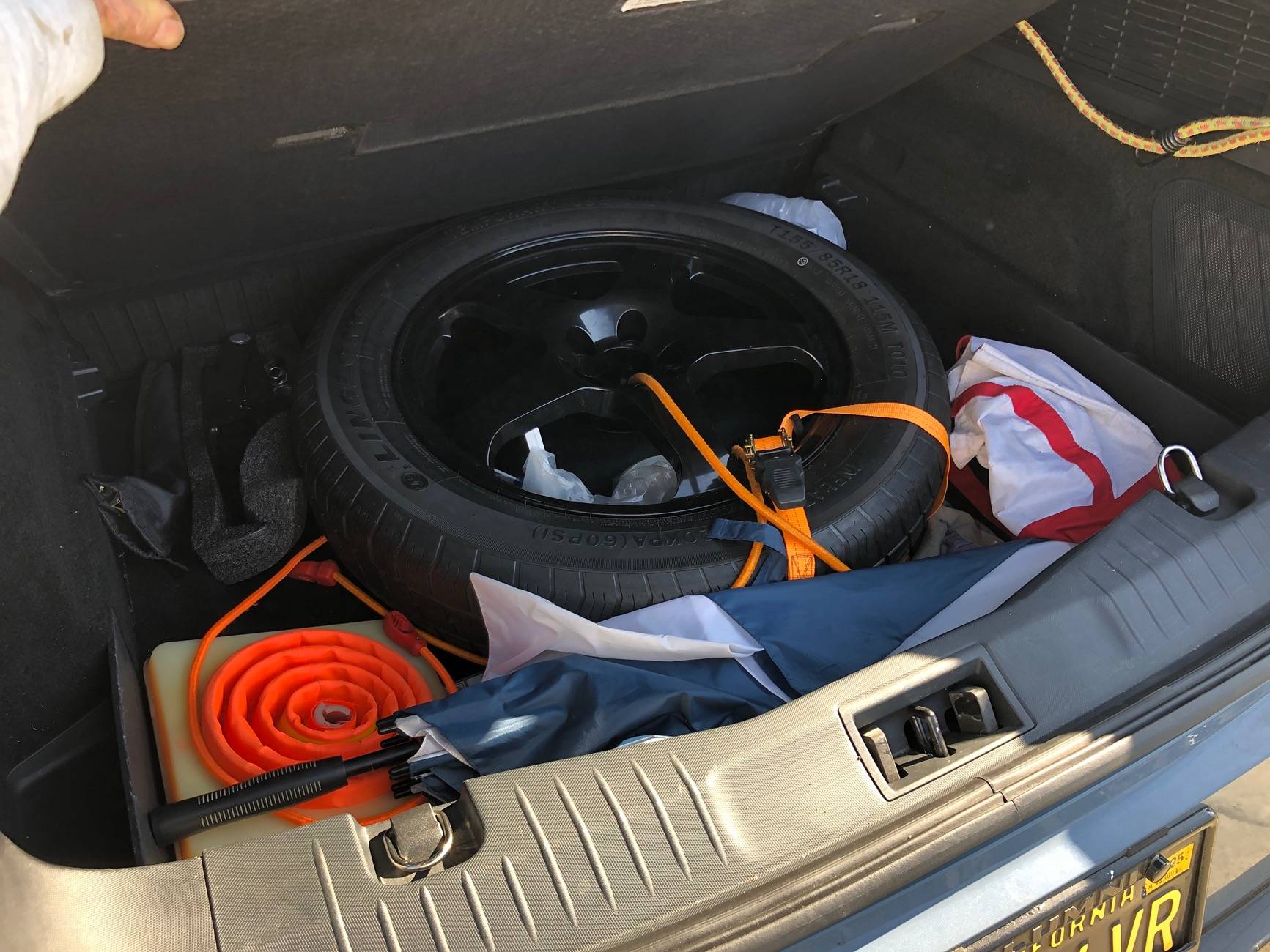 damaged car trunk spare tire mounting point