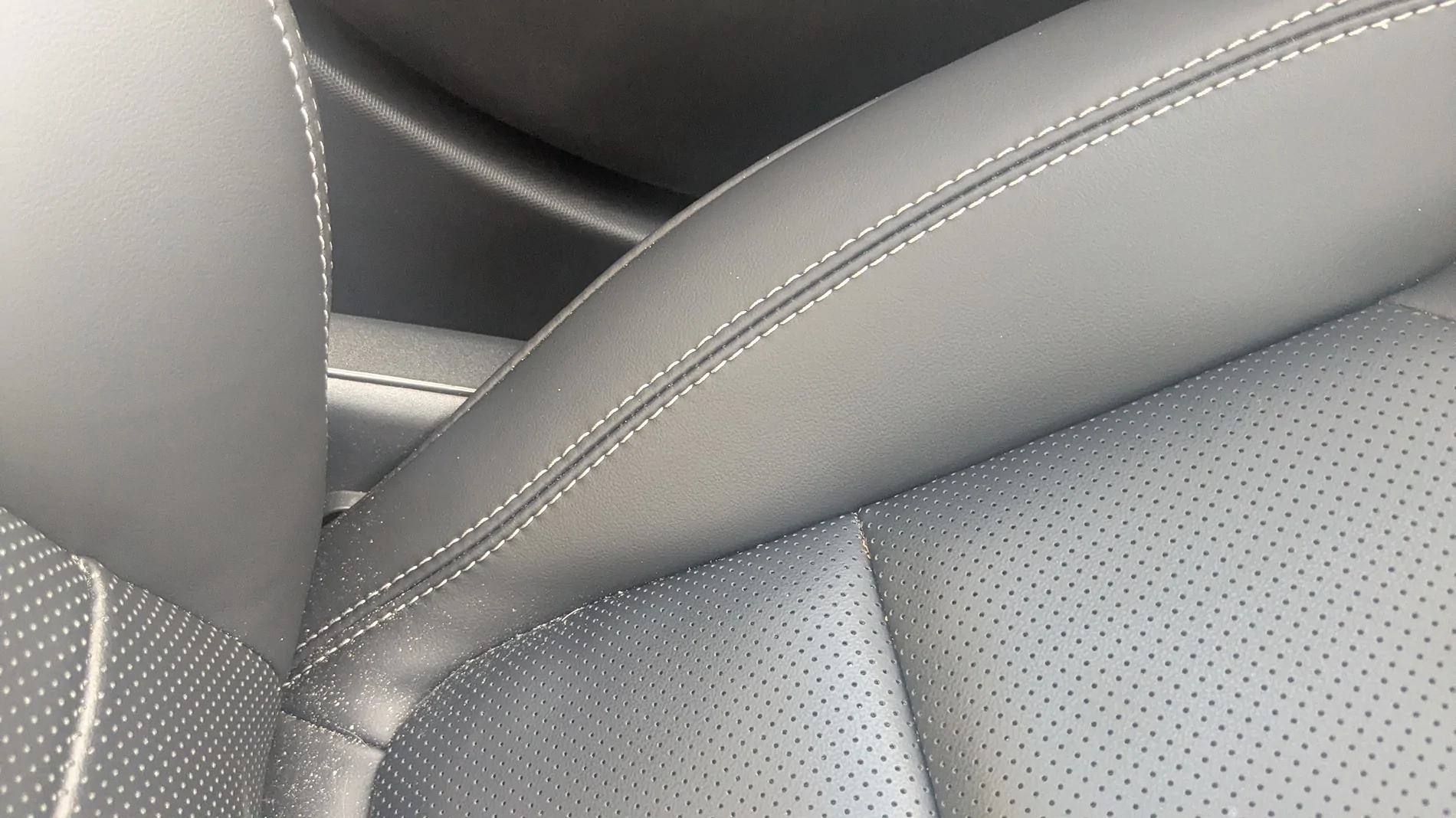 Ford Mustang Mach-E 2021 Premium - seats already falling apart 1762204989797-jt