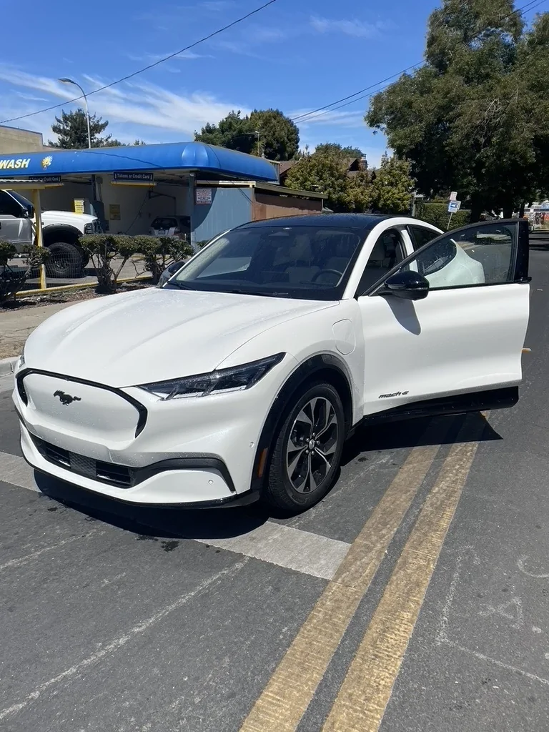 Ford Mustang Mach-E SALE - 2023 White Mustang Mach E Premium 22800 miles ($27000) 8E9C5A8F-7231-4296-8F5C-50CE6772ED63_1_105_c (1)