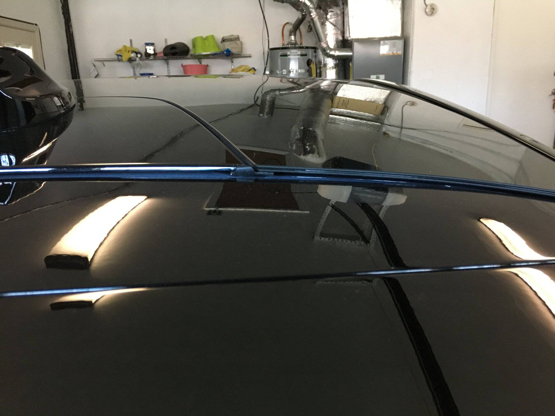 Ford Mustang Mach-E Uneven panel gap between glass roof and tailgate 3.JPG