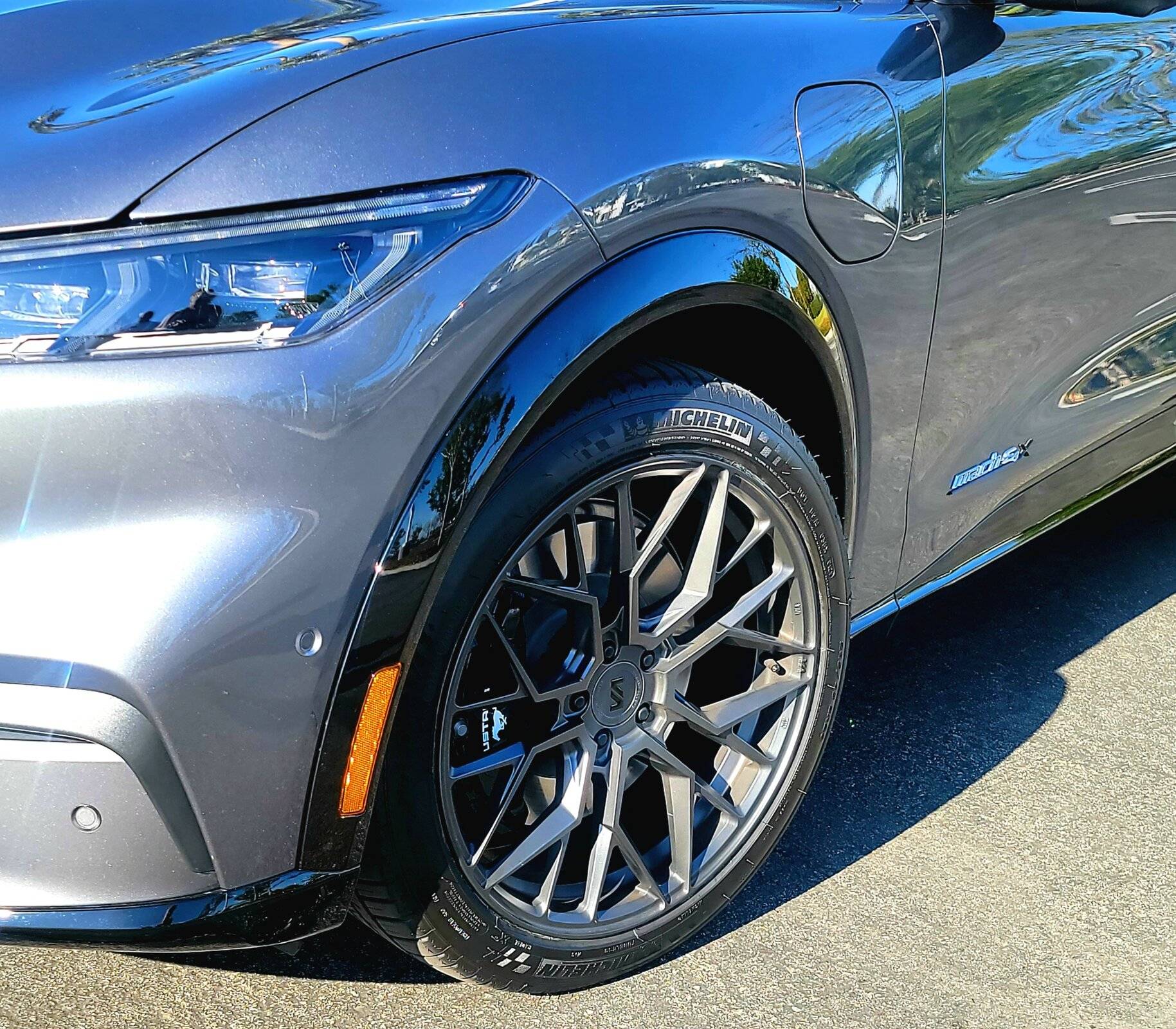 Ford Mustang Mach-E CARBONIZED GRAY Mach-E Club 20210306_152503
