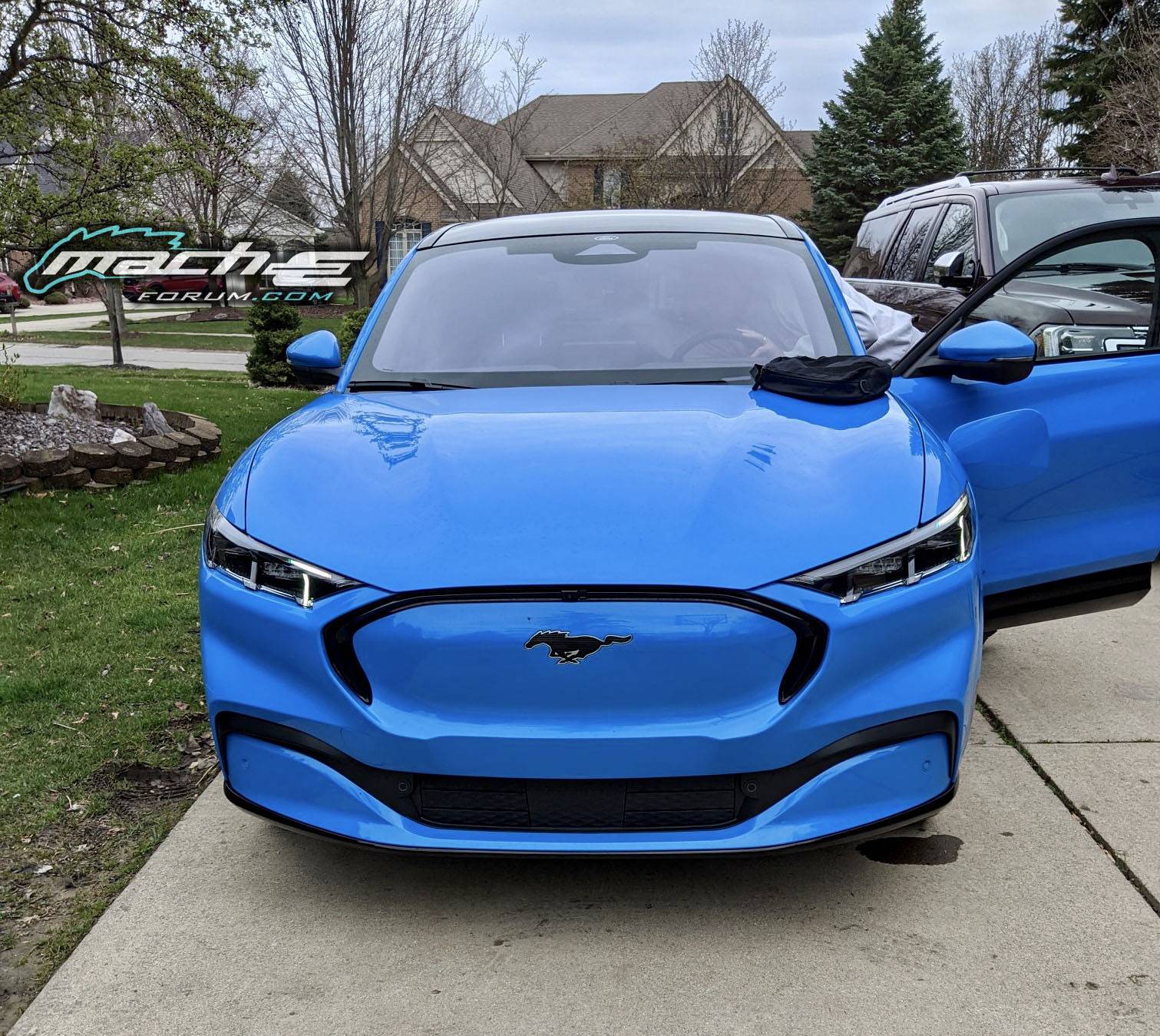 Ford Mustang Mach-E GRABBER BLUE Mach-E Photos grabberblue-mach-e-first-edition1