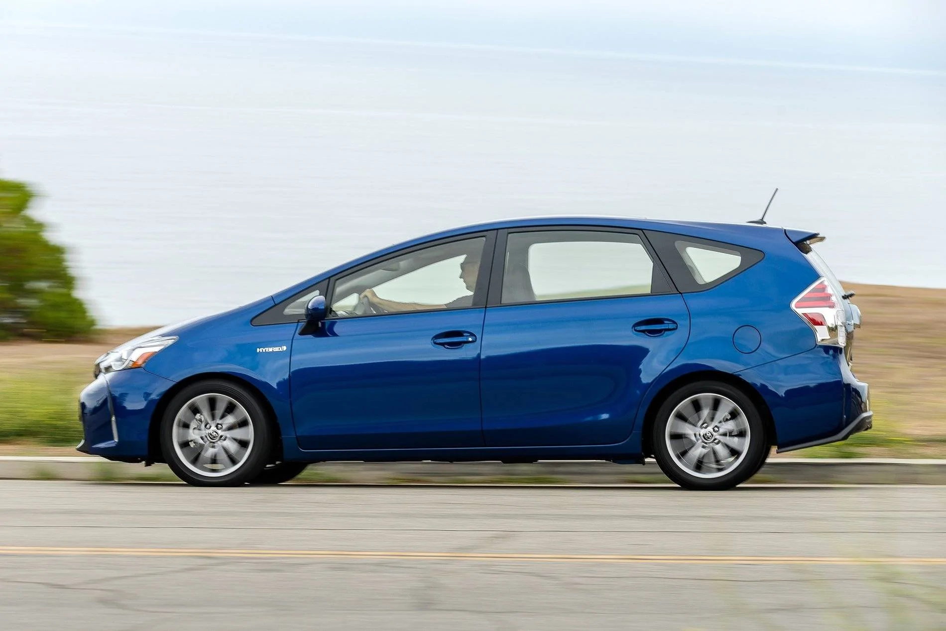 Ford Mustang Mach-E Rear Spoiler - functional or aesthetic? 2017-toyota-prius-v_100557995_h