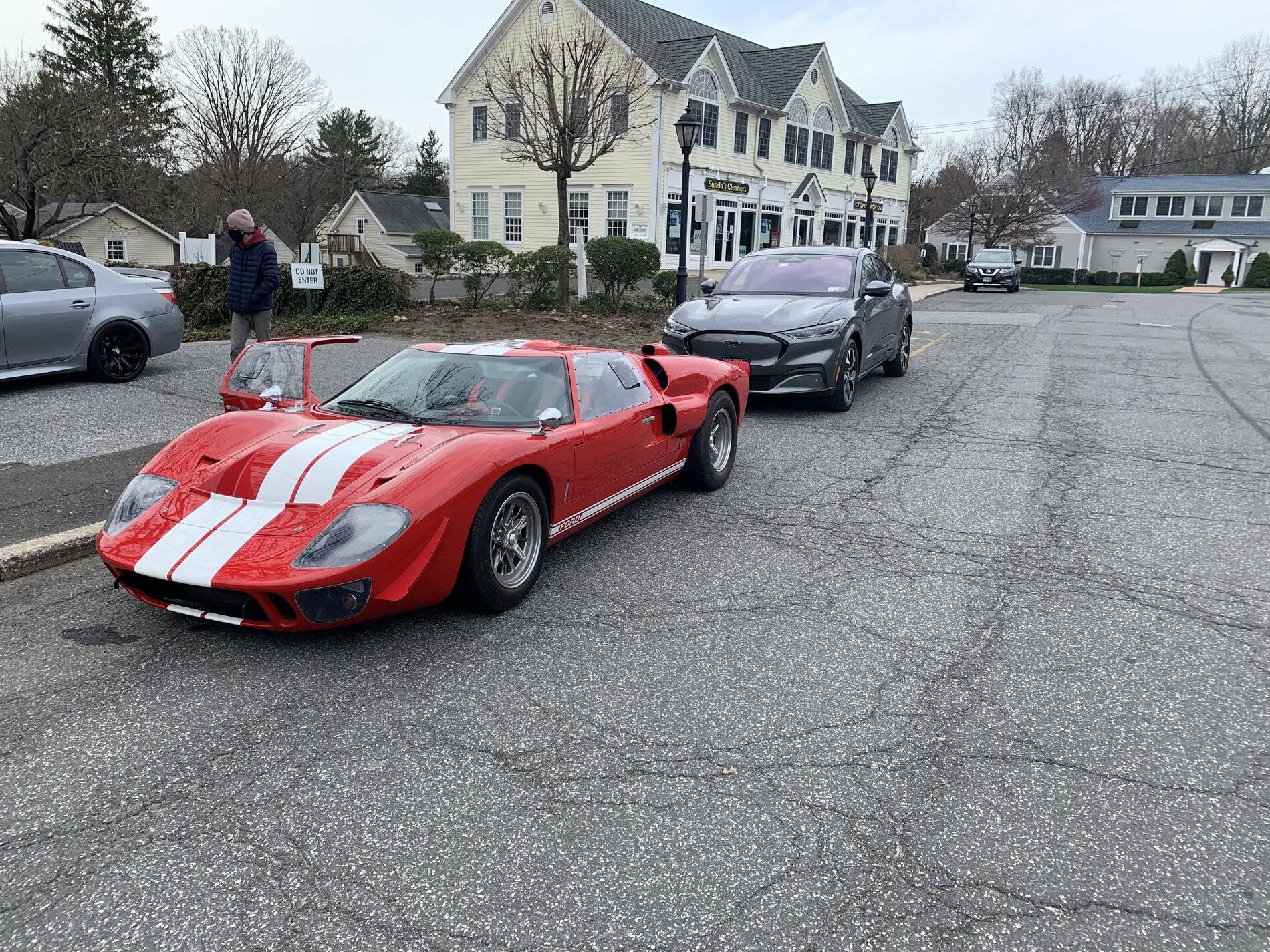 Ford Mustang Mach-E Making new friends 7D6E8D3F-5C63-46F7-A742-33F003095474