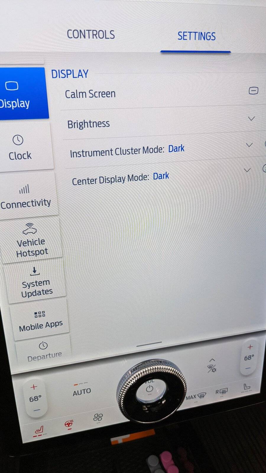 Ford Mustang Mach-E Display mismatch (light vs dark) PXL_20210505_130733071.MP