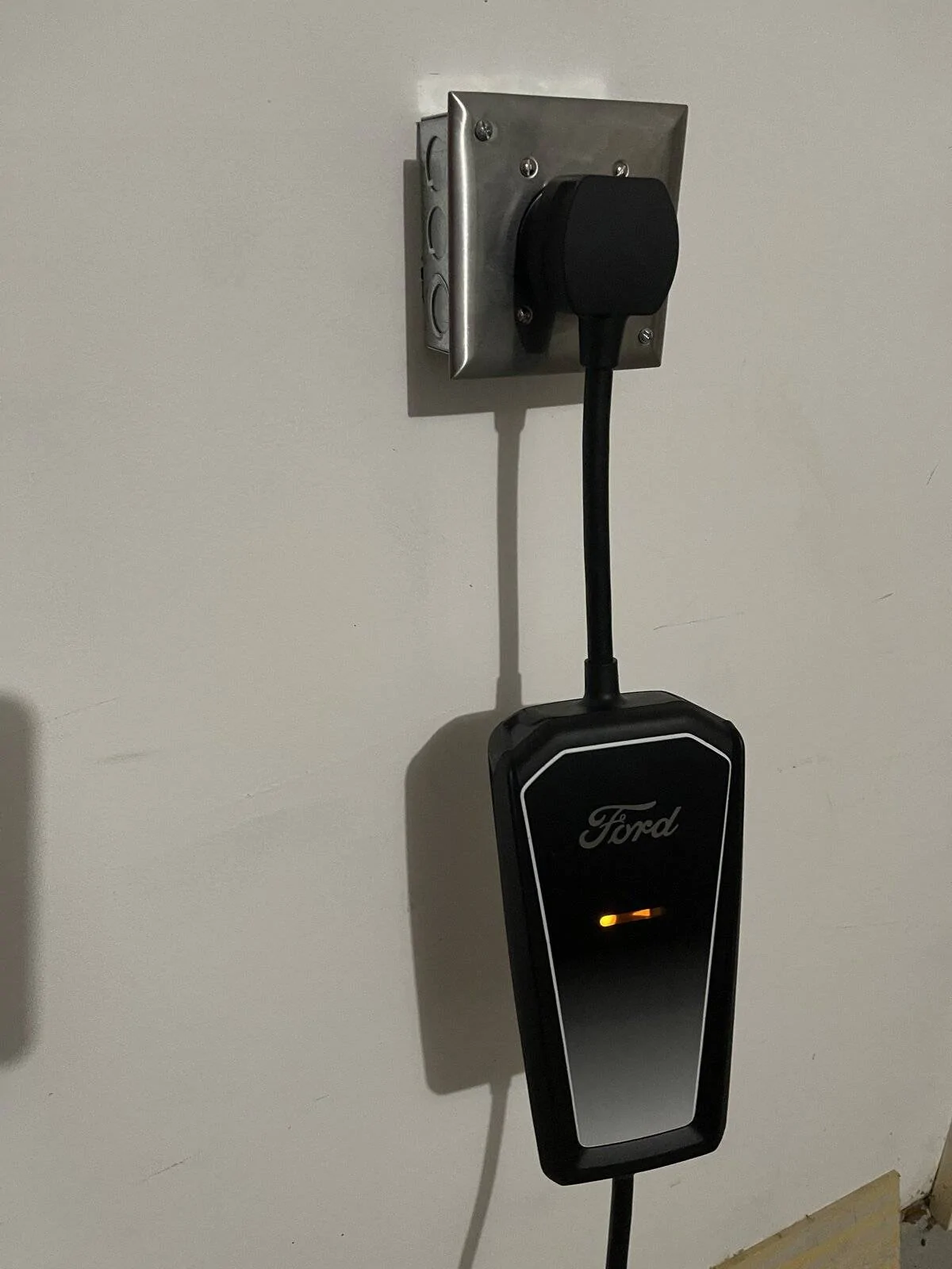 Ford Mustang Mach-E Charger showing 1 amber light 092A7EBF-802E-4E8F-AA27-8B30B70A0017