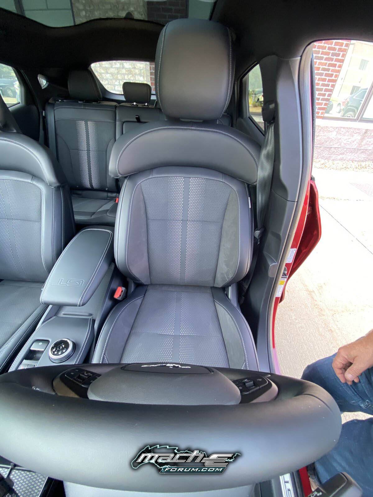 2022-mach-e-gt-interior-seats-8-jpg.jpg