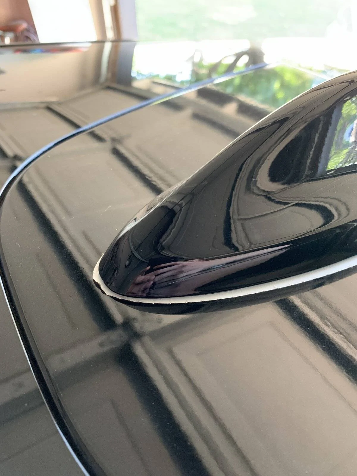 Ford Mustang Mach-E Plastic sticker left between antenna and roof 0B2BCC0A-A917-4517-8C25-EEBC7F0CBAD8