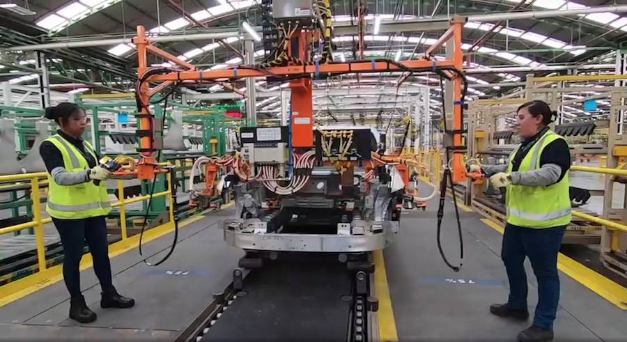 Ford Mustang Mach-E Video: Cuautitlan Plant Employees Drive the Mach-E on Factory Test Track Mujeres en plantas de Ford muestran su labor a la mexicana trabajando en el ensamblado del pri