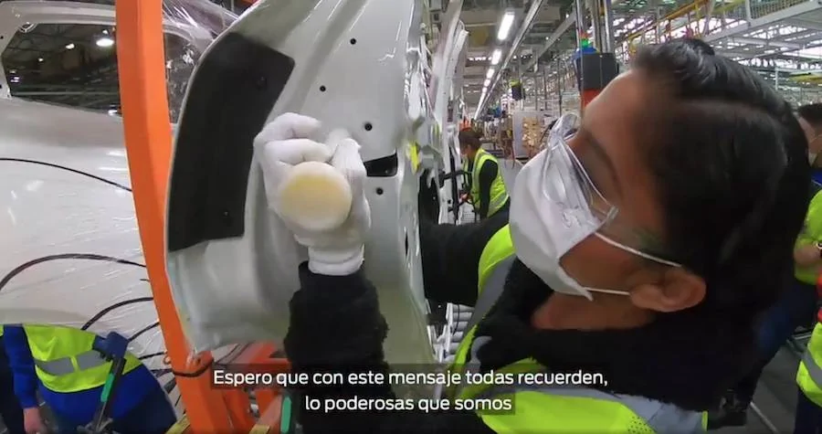 Ford Mustang Mach-E Video: Cuautitlan Plant Employees Drive the Mach-E on Factory Test Track Mujeres en plantas de Ford muestran su labor a la mexicana trabajando en el ensamblado del pr