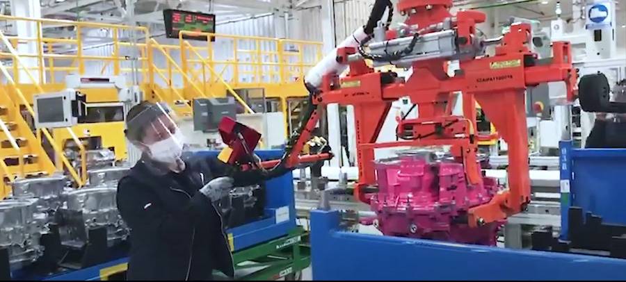 Ford Mustang Mach-E Video: Cuautitlan Plant Employees Drive the Mach-E on Factory Test Track Mujeres en plantas de Ford muestran su labor a la mexicana trabajando en el ensamblado del pri