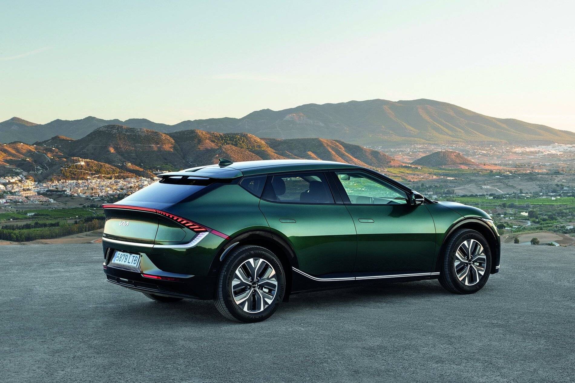 Ford Mustang Mach-E MME vs. EV6 Kia Green