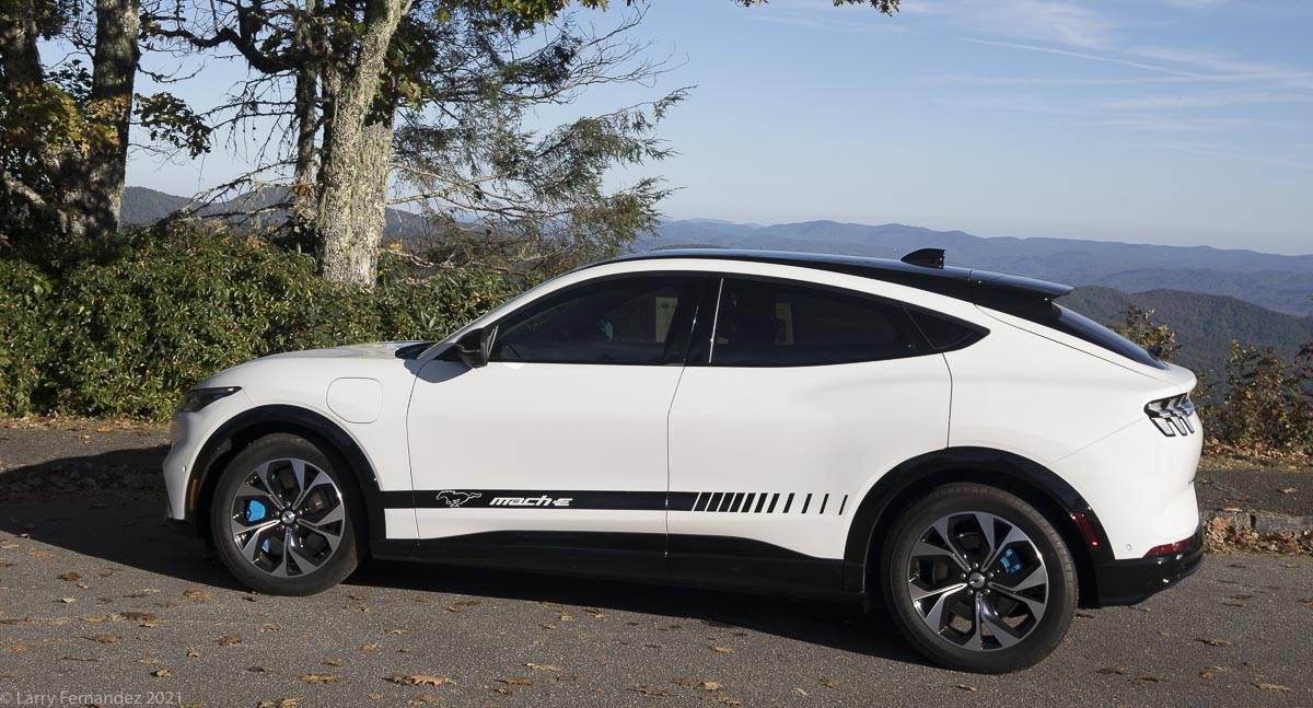 Ford Mustang Mach-E Space gray vs star white 945A7281-2