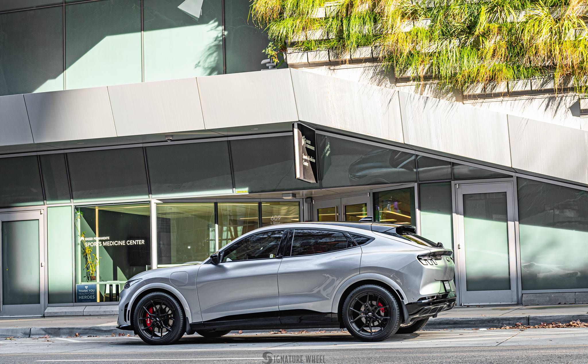 Ford Mustang Mach-E ICONIC SILVER Mach-E Club SV706 Mach E Gloss Black-16