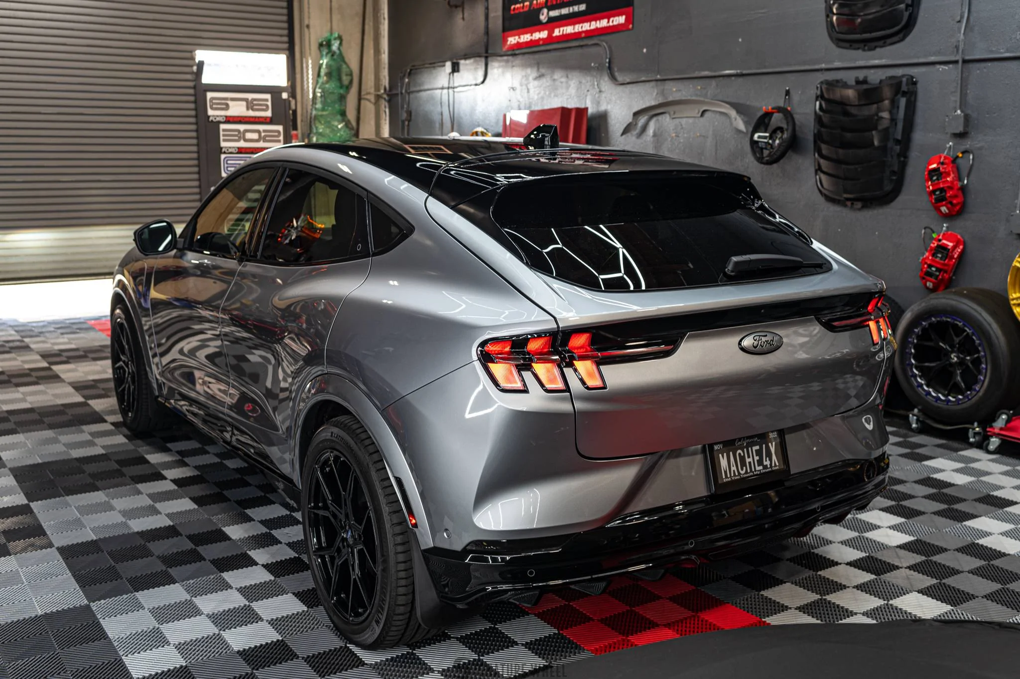 Ford Mustang Mach-E ICONIC SILVER Mach-E Club SV706 Mach E Gloss Black-08