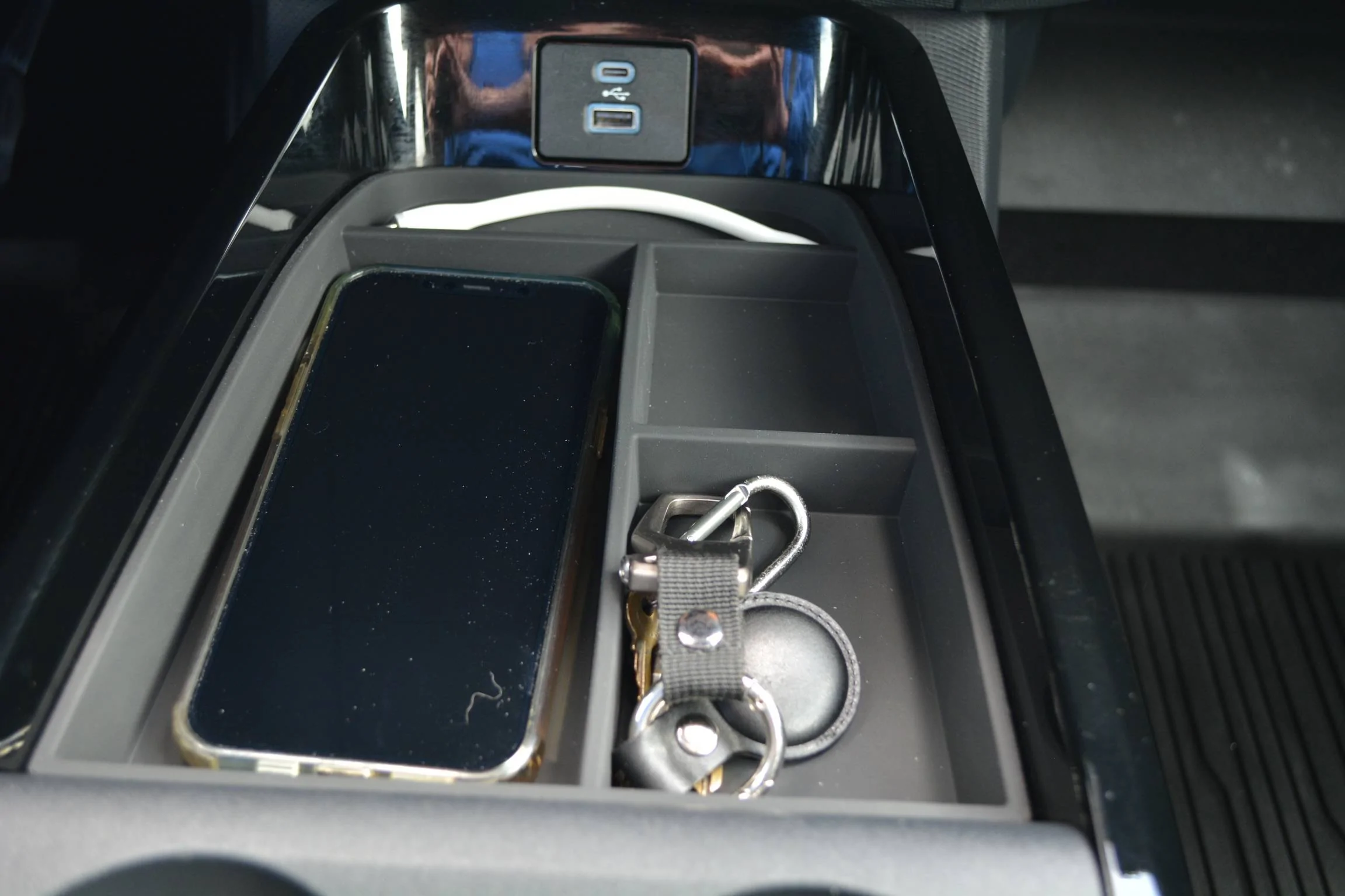Ford Mustang Mach-E AOSK- a proper wireless charging area tray 4722B821-3517-451A-8502-A193AD5909AB