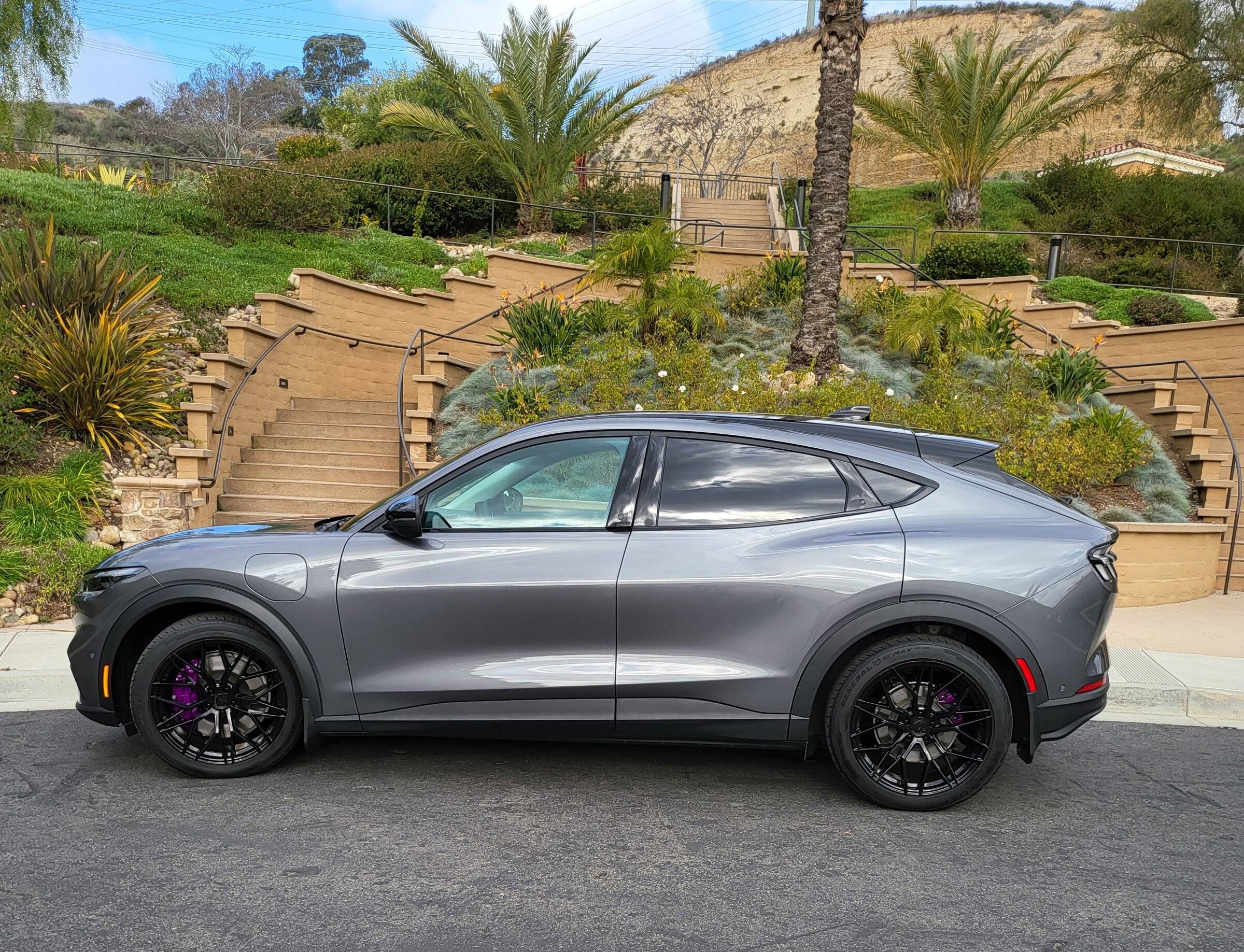 Ford Mustang Mach-E CARBONIZED GRAY Mach-E Club 20220201_093501