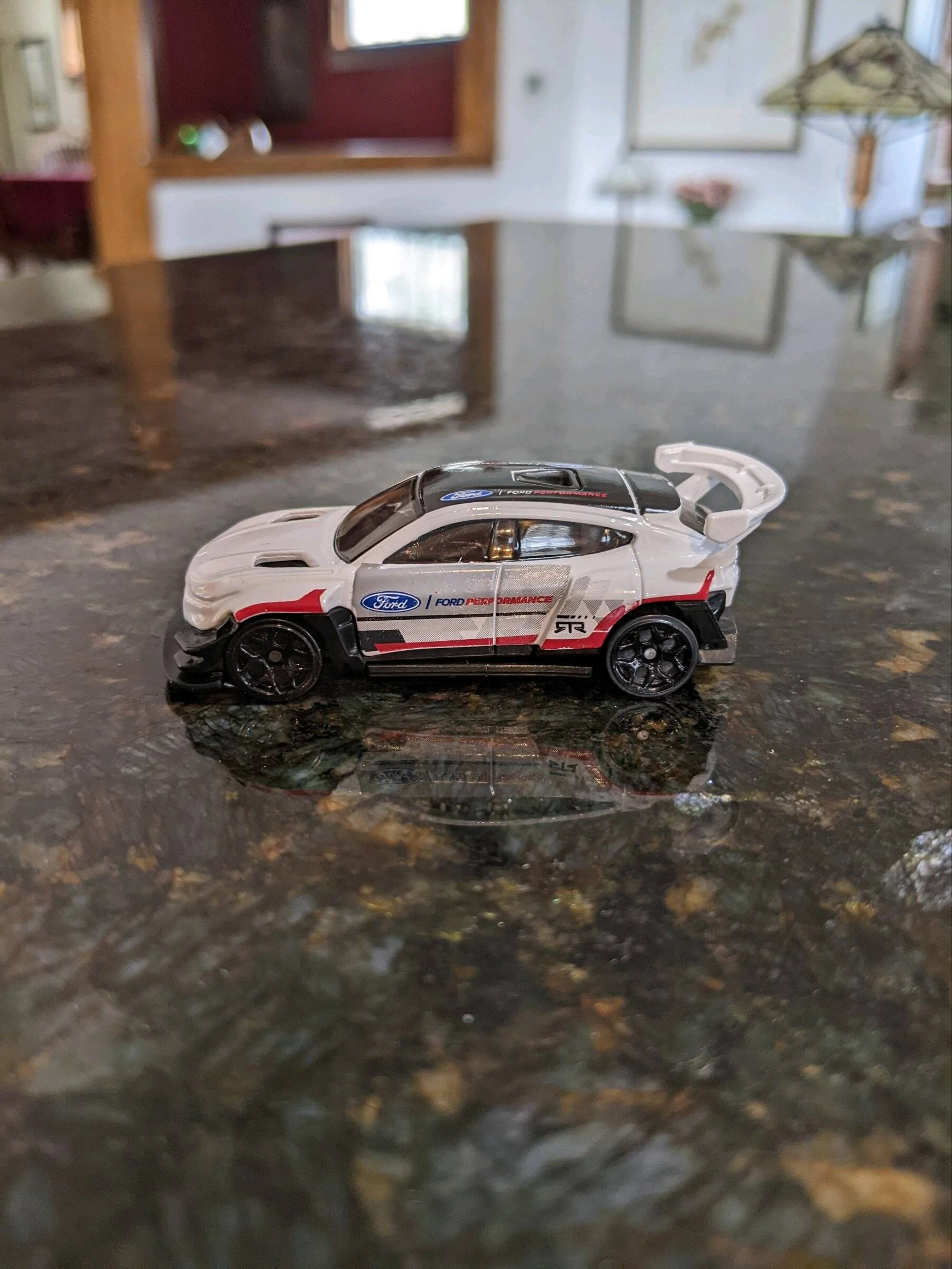 Ford Mustang Mach-E Hot Wheels Mach-E 1400 PXL_20220404_193826942