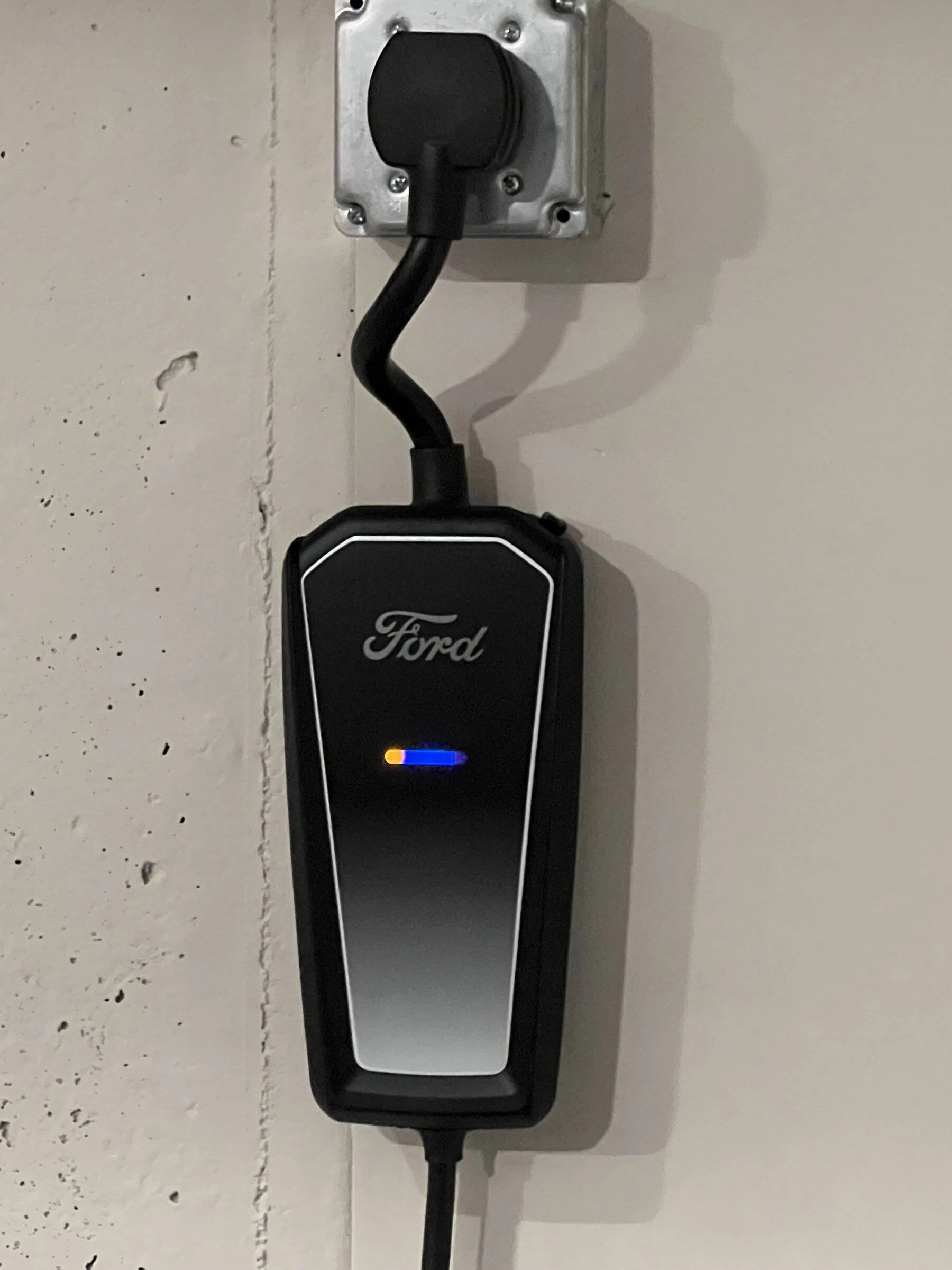 Ford Mustang Mach-E Ford Mobile Charger, Intermittent Amber Warning Light tempImagexdXHtt