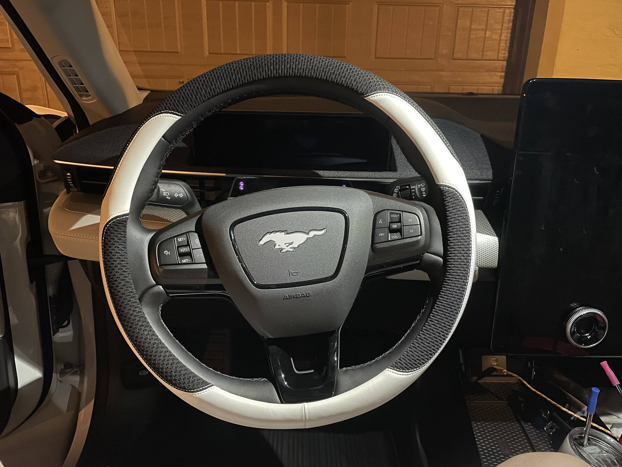 Ford Mustang Mach-E 2022 Ice White package Premium wait Group IMG_2622