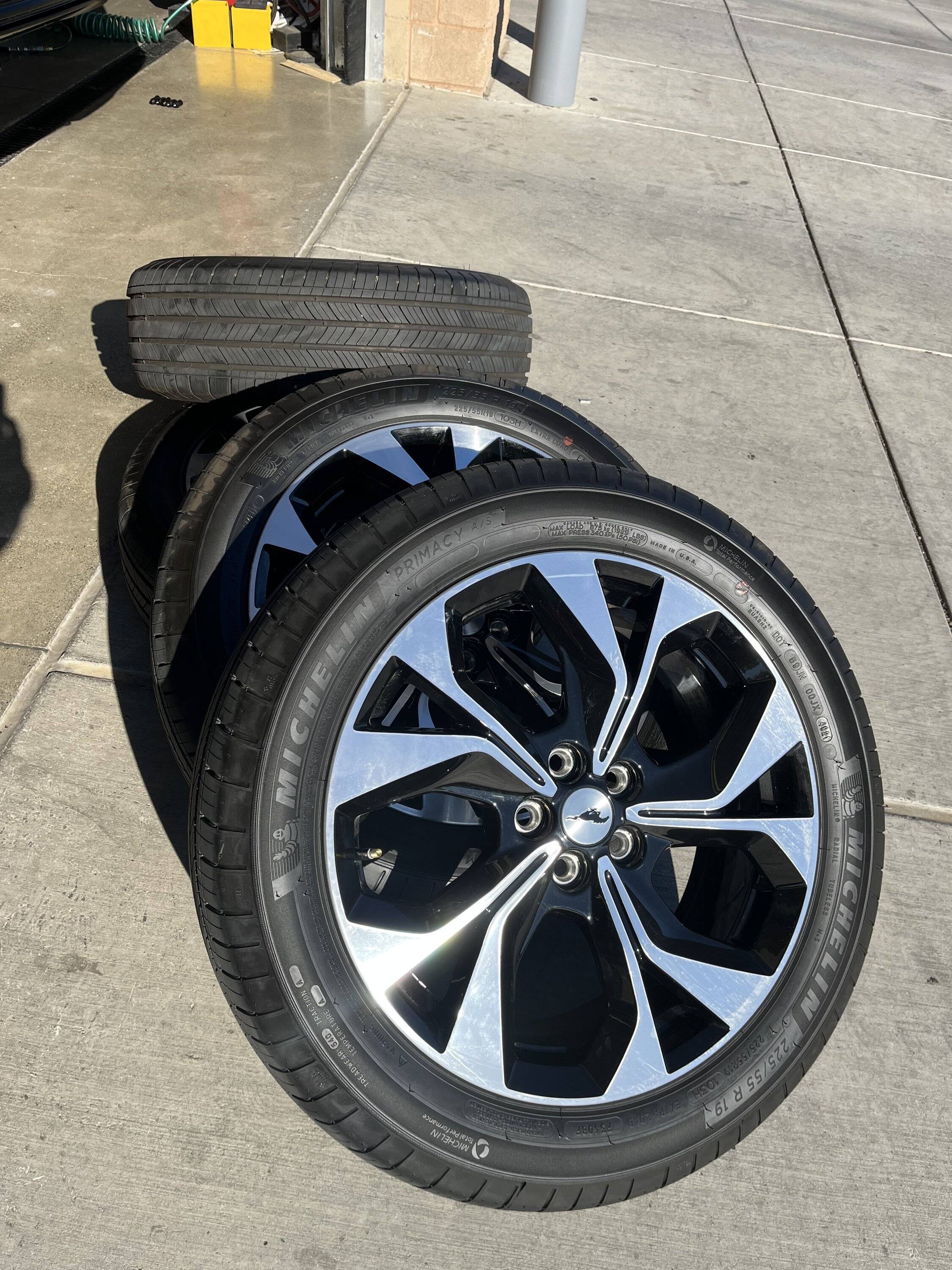 Ford Mustang Mach-E 2022 Premium wheels and tires 20F5327A-E324-402B-A061-3DF16E2BD117