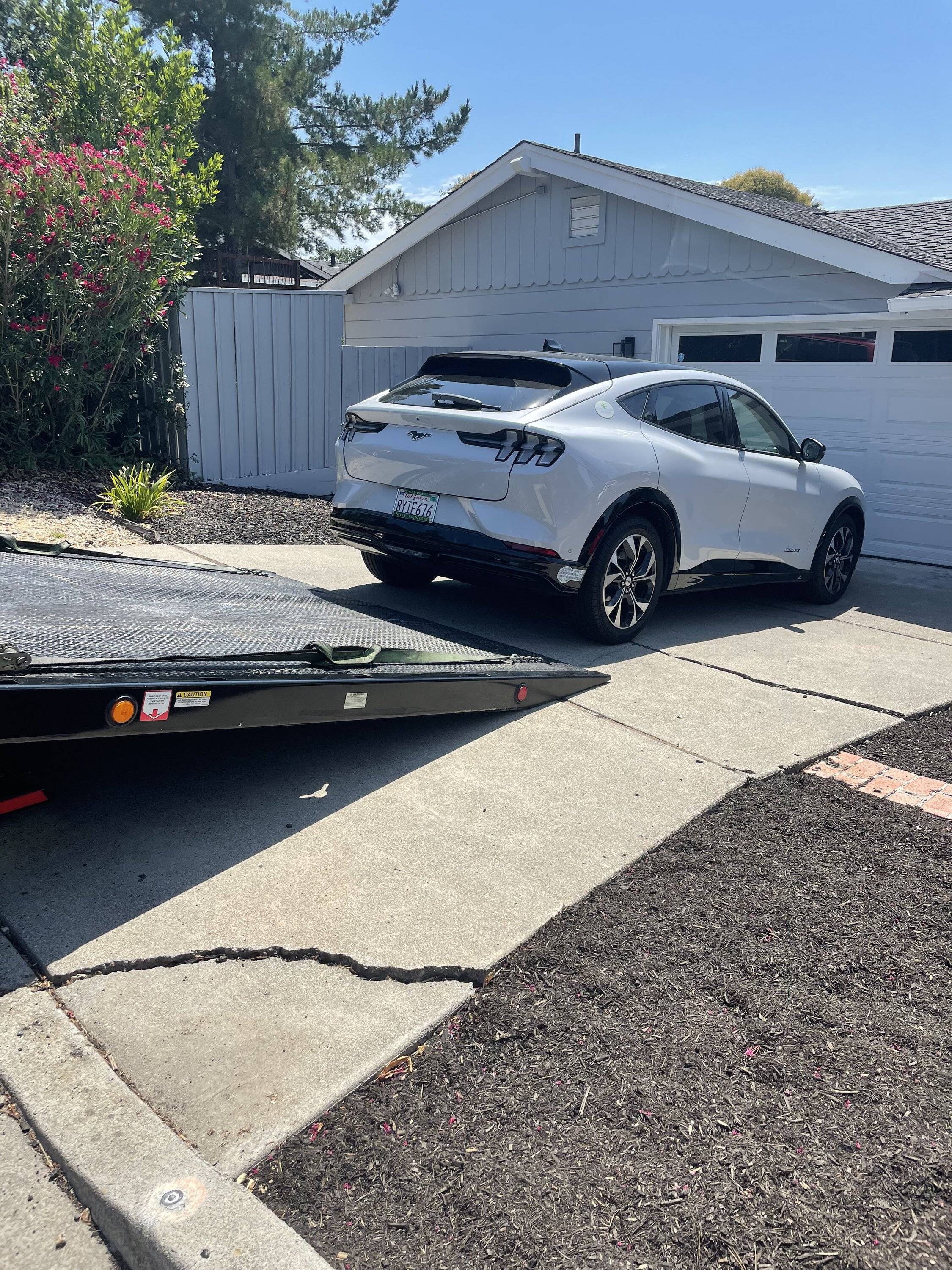 Ford Mustang Mach-E Towing out from driveway back first 😱 366DDD21-8F3A-45E3-B88C-68E019EA243B