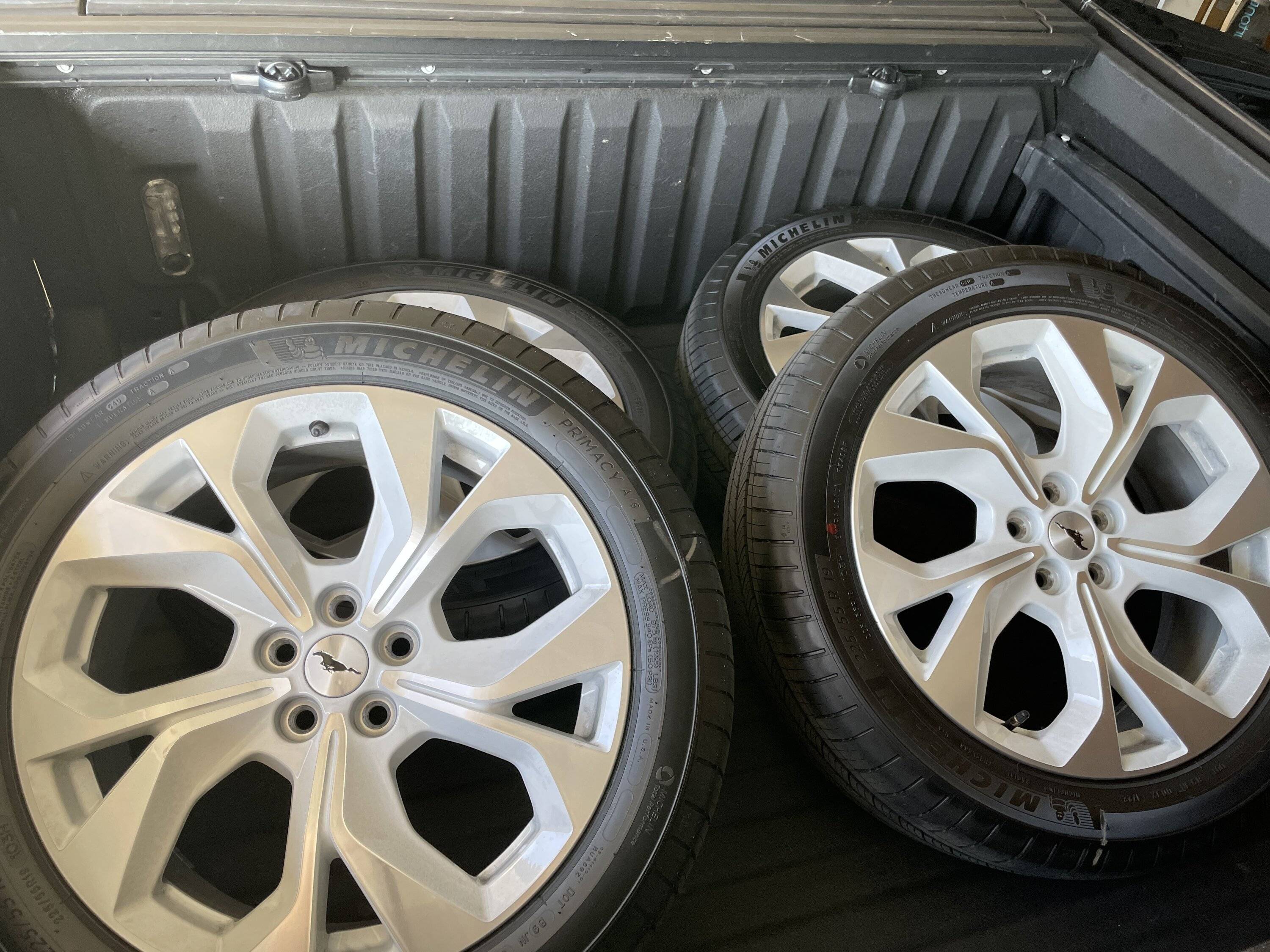 Ford Mustang Mach-E Ice White take off package wheels/tires 471ACAA9-D6DD-42DE-9B7B-B354938D70CF