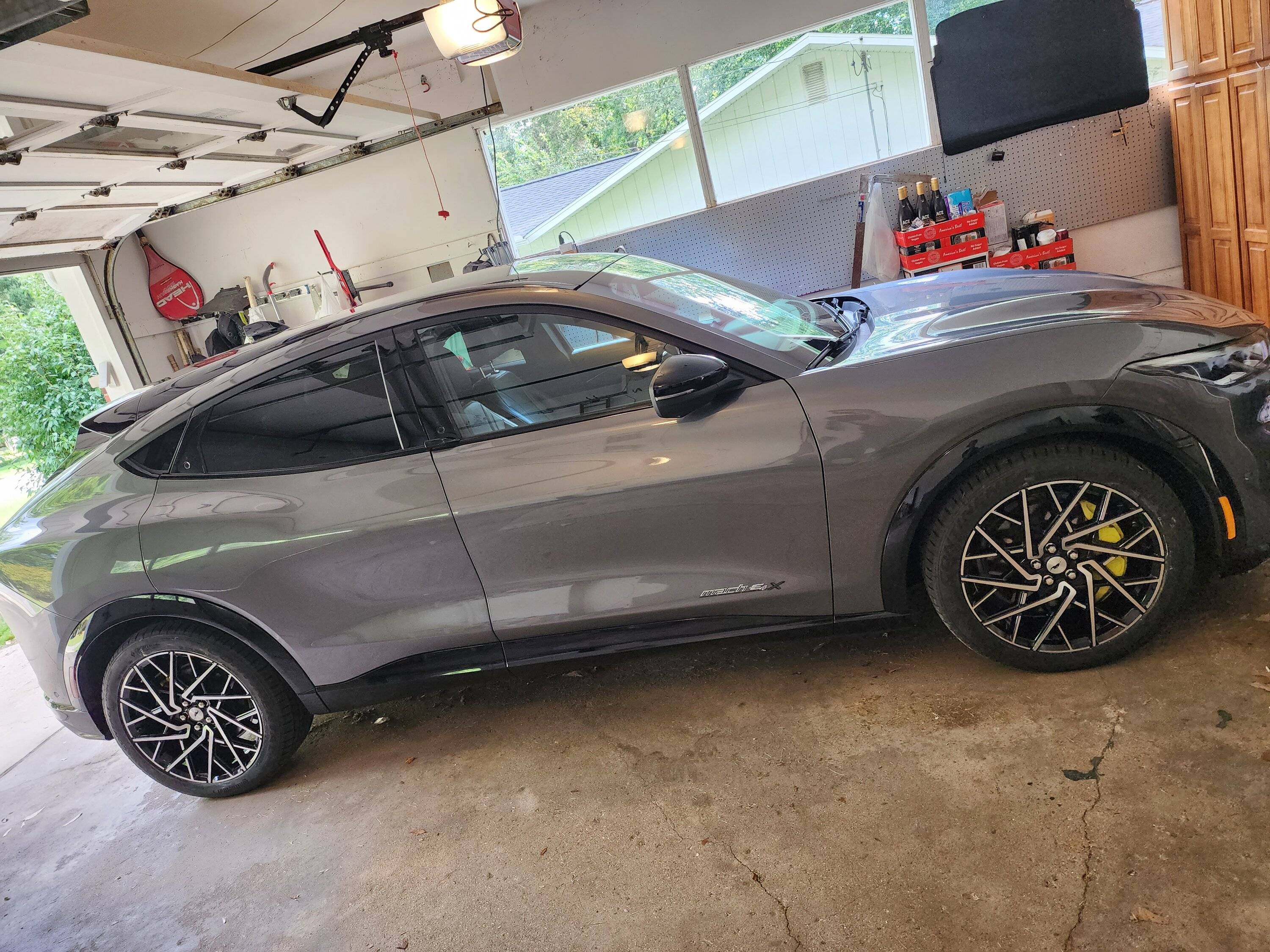 Ford Mustang Mach-E CARBONIZED GRAY Mach-E Club 20220922_160536