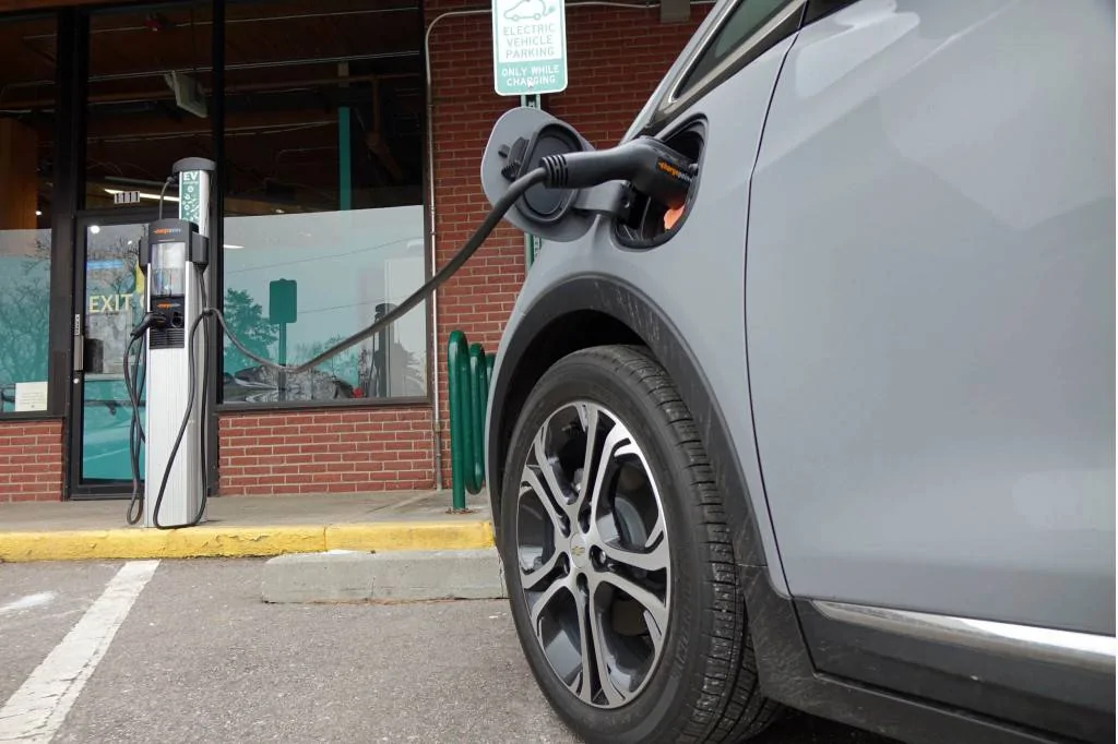 let-bolt-ev-at-public-charging-station_100694027_l.jpg