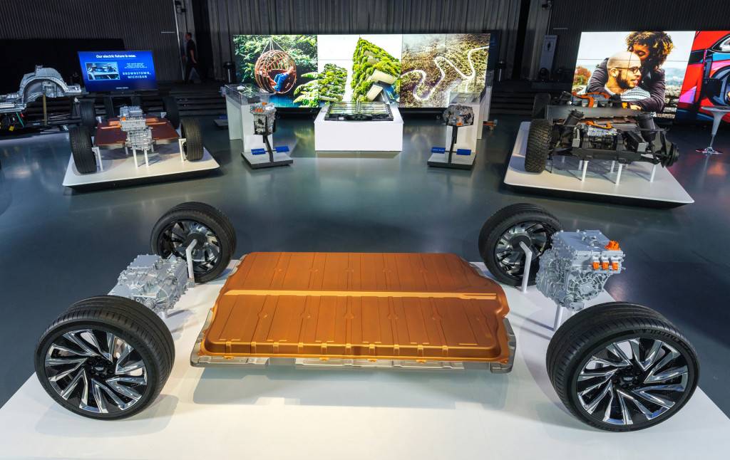 Ford Mustang Mach-E GM’s $27B plan: 450-mile range, affordable models among 30 EVs by 2025 ors-bev3-platform-and-ultium-batteries_100741623_l