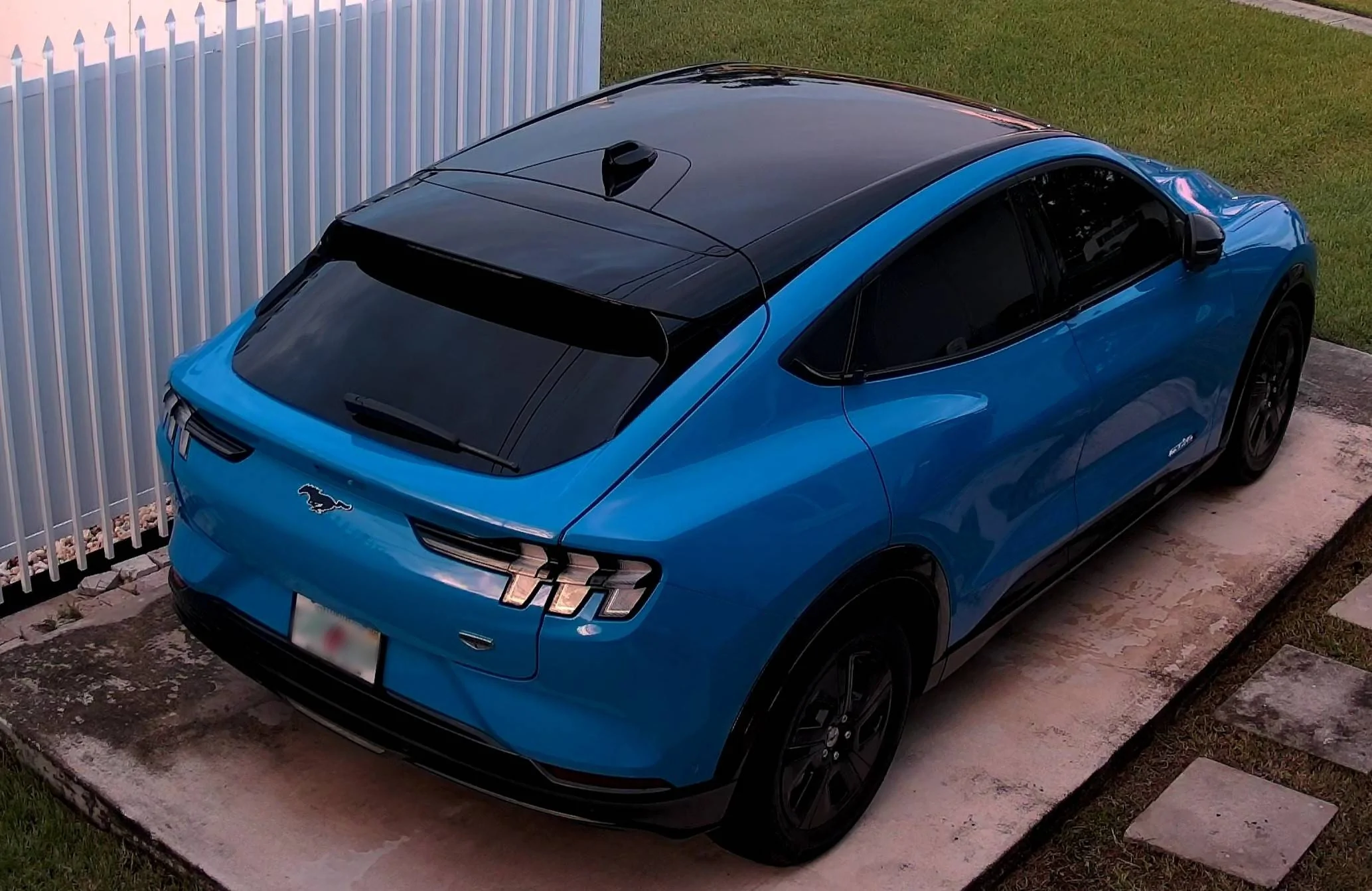 Ford Mustang Mach-E GRABBER BLUE Mach-E Photos setting