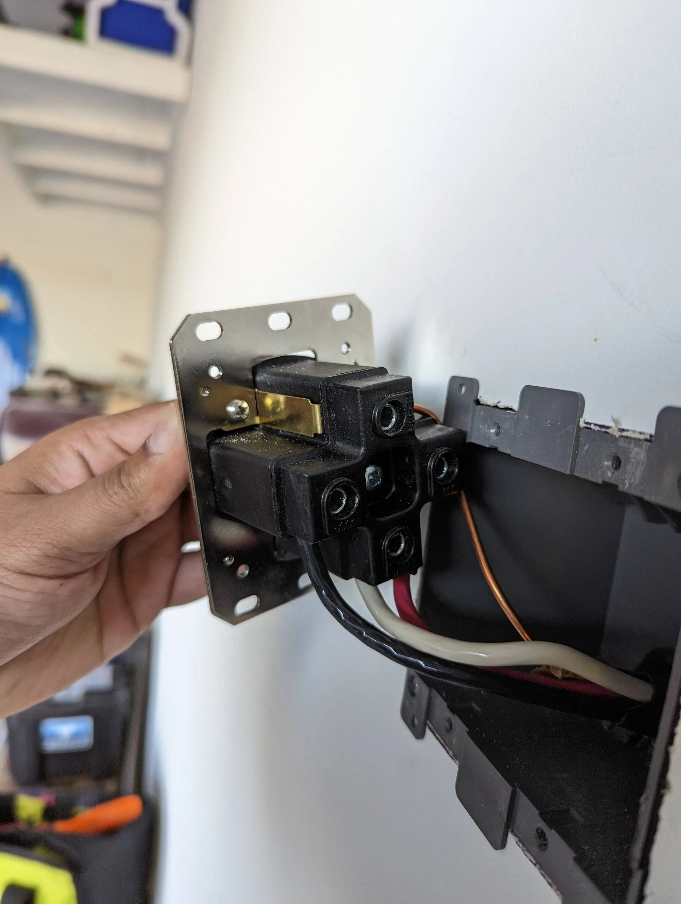 Ford Mustang Mach-E Installed 240v outlet but Ford mobile charger shows yellow light PXL_20221023_164947109