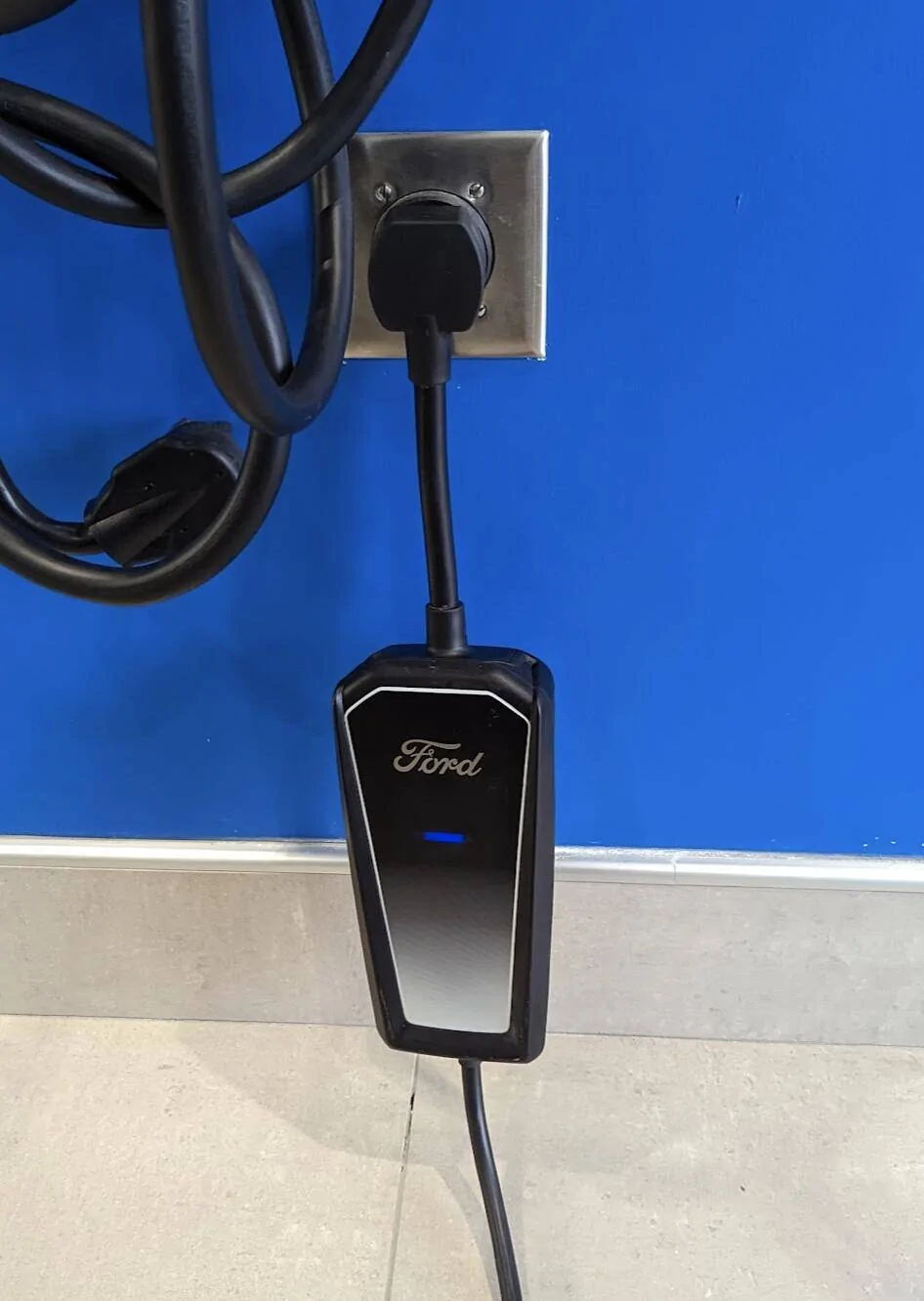Ford Mustang Mach-E Installed 240v outlet but Ford mobile charger shows yellow light 1666645541823