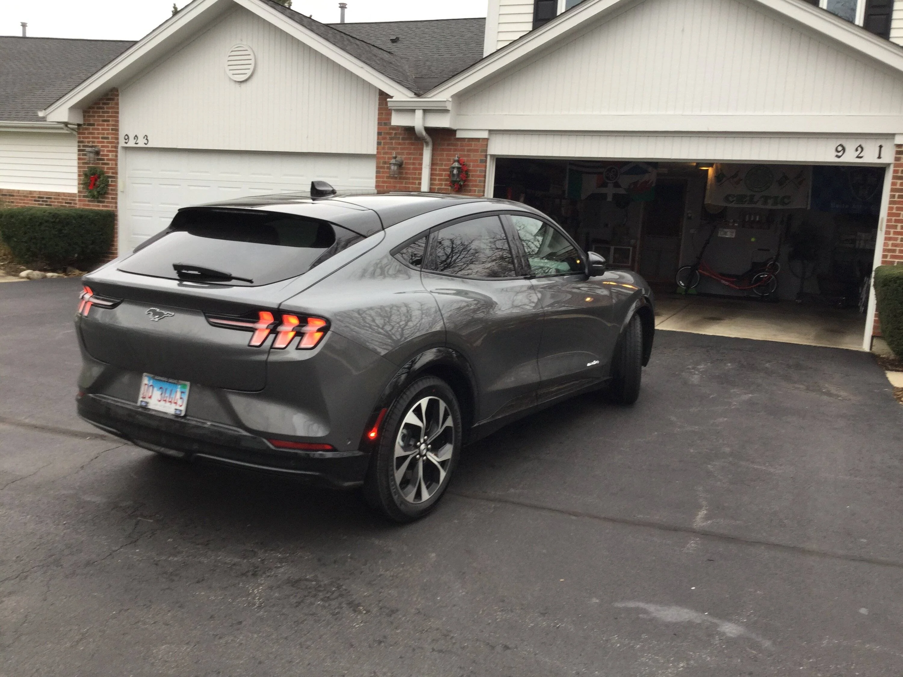Ford Mustang Mach-E CARBONIZED GRAY Mach-E Club MME 2