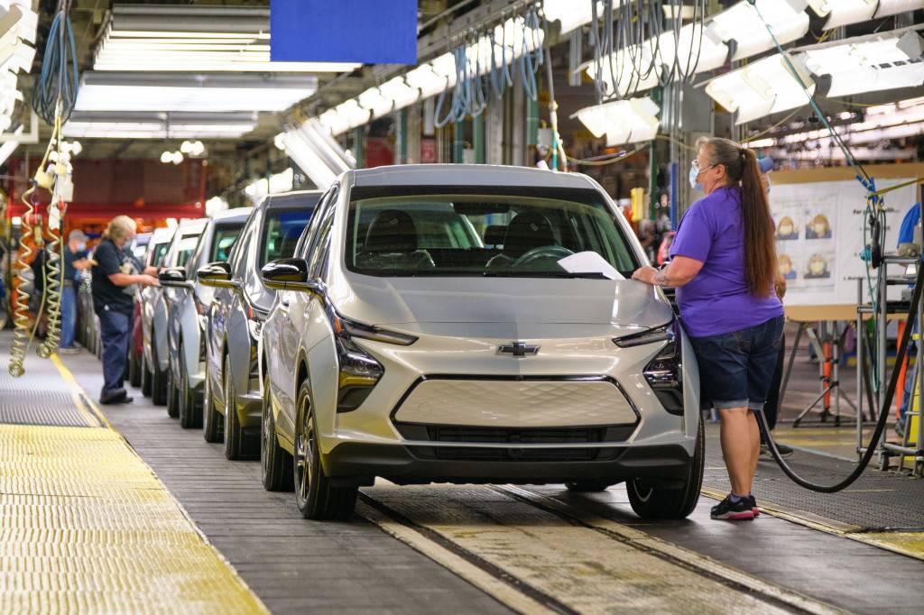 Ford Mustang Mach-E IRS: 2023 EV tax credit needs reporting from automakers, sellers olet-bolt-euv-and-ev-production-starts_100791789_l